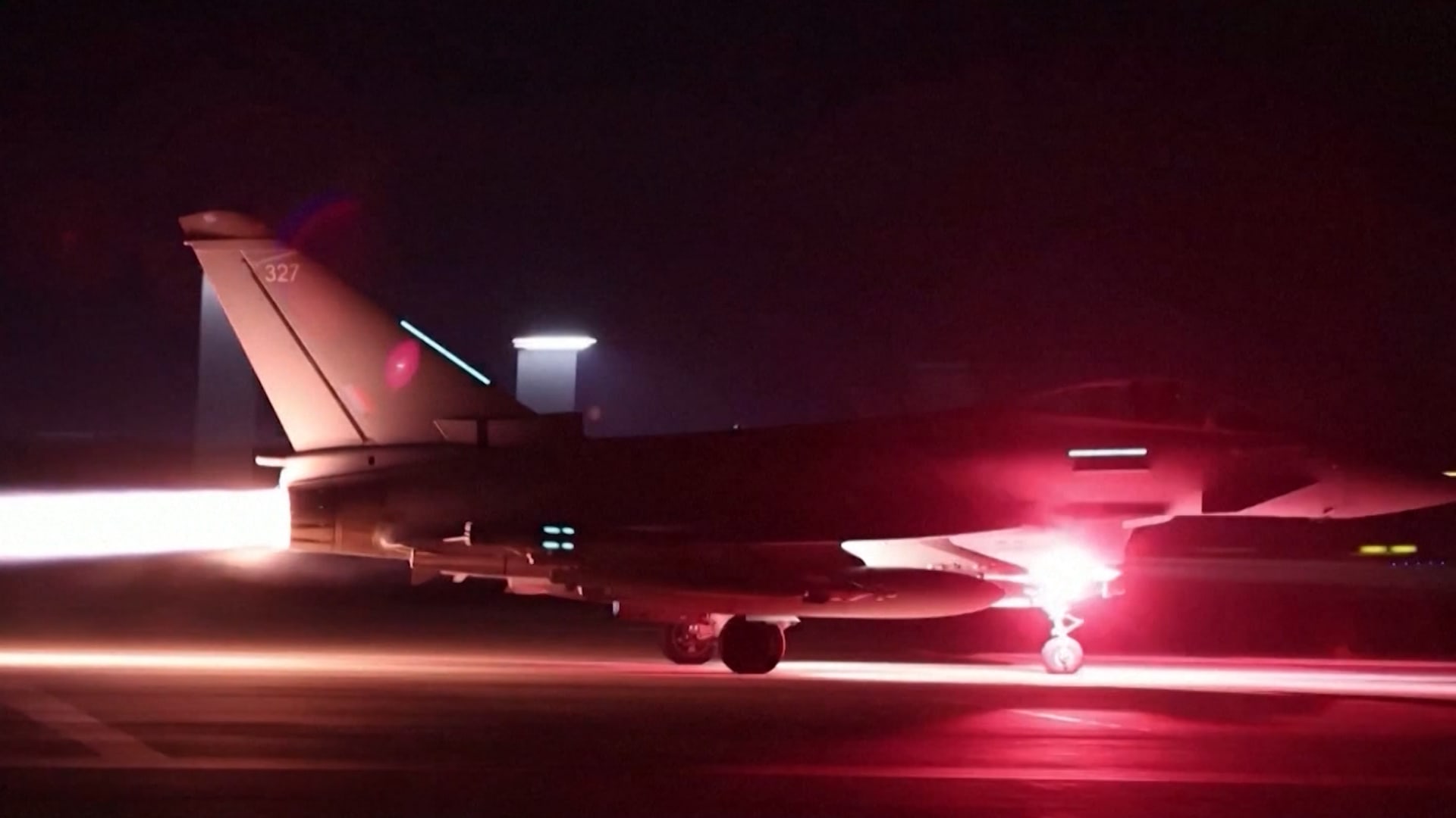 شاهد مقاتلات أمريكية وبريطانية تقصف أهدافًا للحوثيين في اليمن 5 شاهد مقاتلات أمريكية وبريطانية تقصف أهدافًا للحوثيين في اليمن