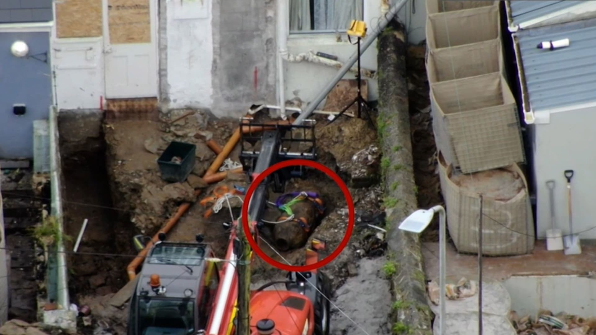 قنبلة ضخمة من الحرب العالمية الثانية تتسبب بإجلاء آلاف البريطانيين.. شاهد ما حدث