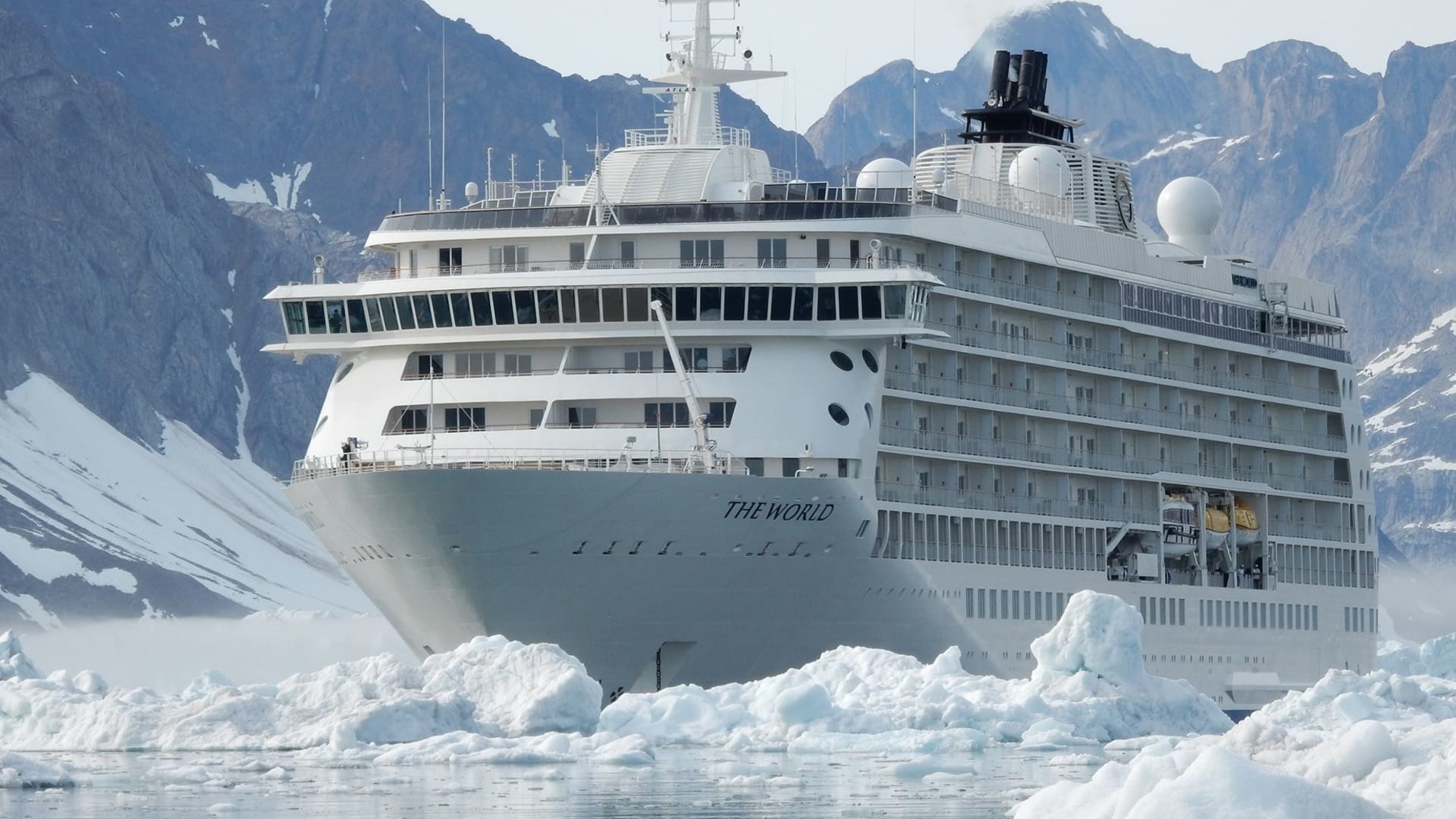 "فضائح وأسرار"..هكذا يعيش الأثرياء على متن السفينة السكنية الأكثر تميزًا في العالم