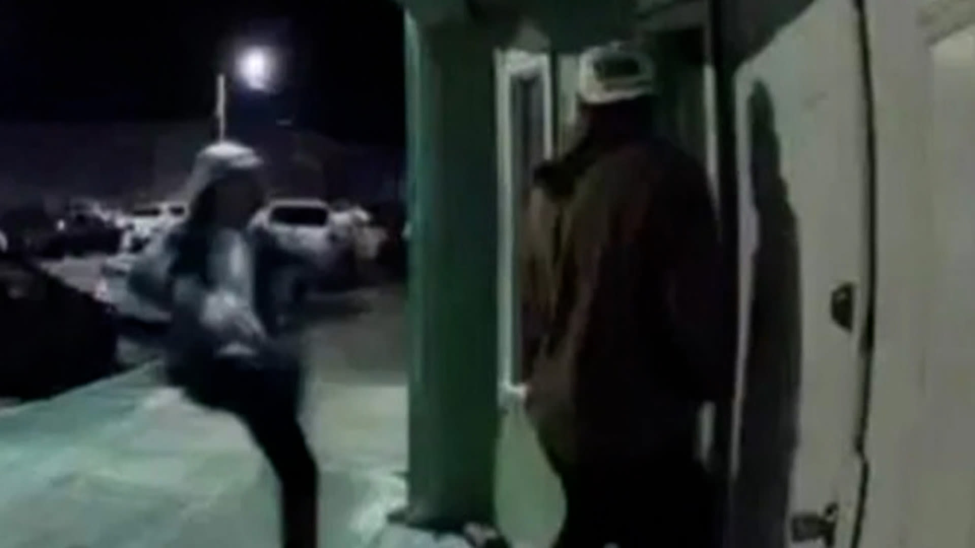 كاميرا ترصد شابًا يتبول أمام مركز إسلامي وآخر يوجه ركلات 1 كاميرا ترصد شابًا يتبول أمام مركز إسلامي وآخر يوجه ركلات