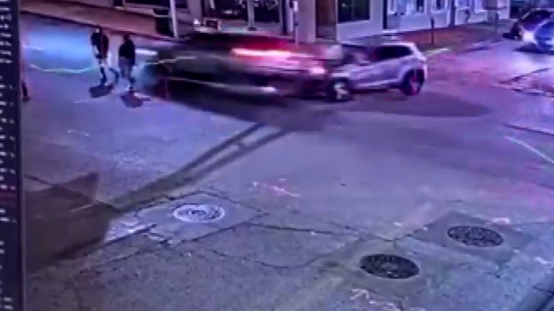 تجاوز الضوء الأحمر بسرعة عالية.. كاميرا ترصد لحظة وقوع حادث مروع أدى إلى دهس سيدتين ومقتلهما