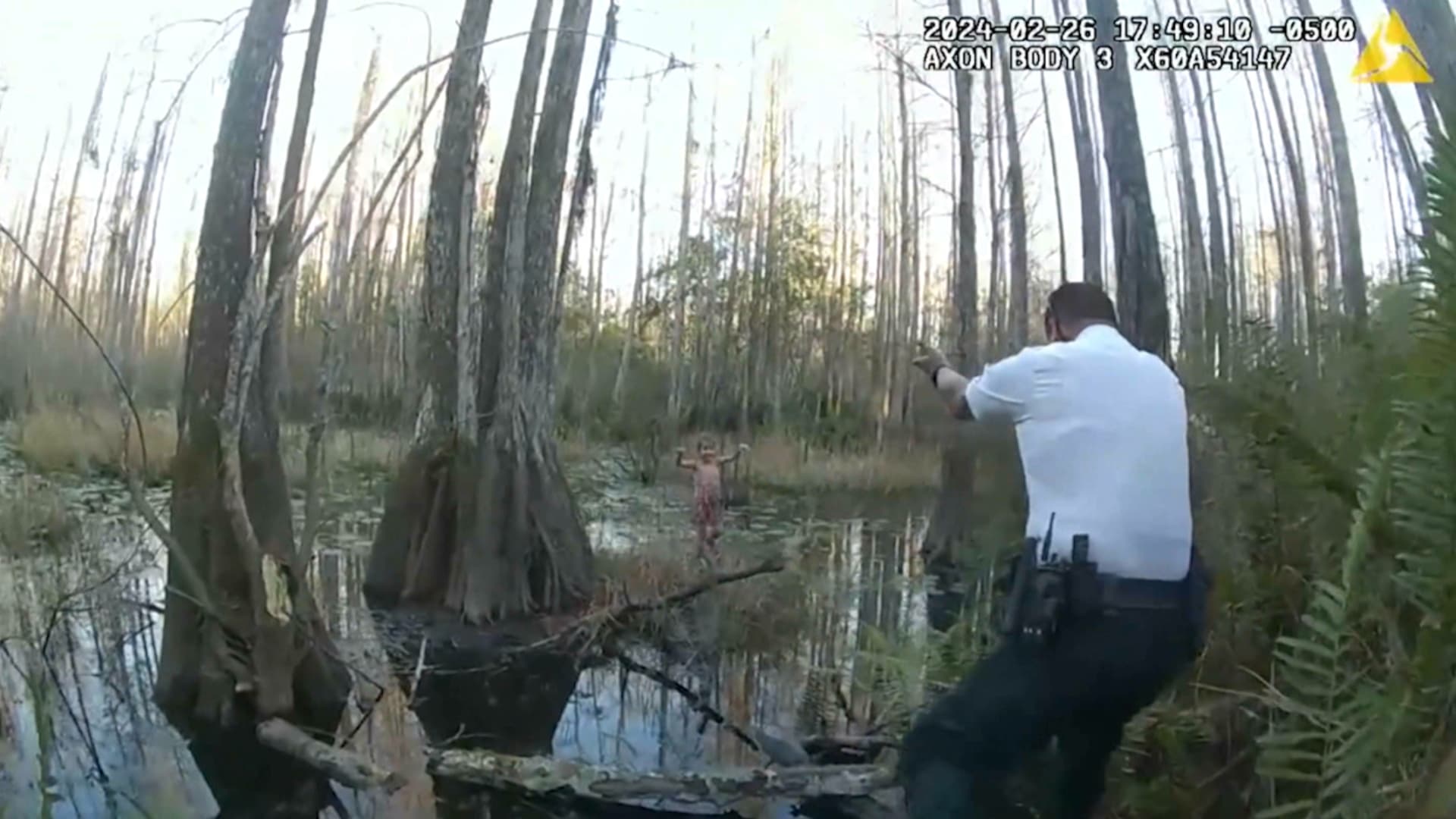 استقبلتهم بضحكة.. شاهد رد فعل طفلة تائهة في غابة عند رؤيتها لضباط الشرطة