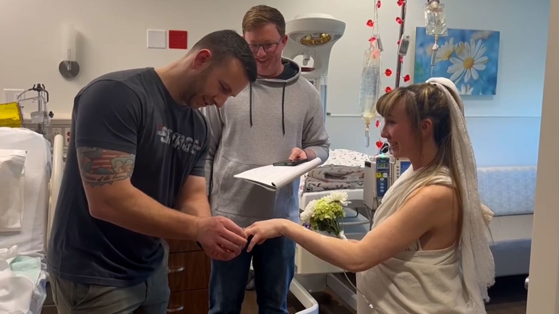 باغت والديه قبل زفافهما المقرر.. شاهد عروسين يضطران للزواج بغرفة الولادة بسبب المخاض