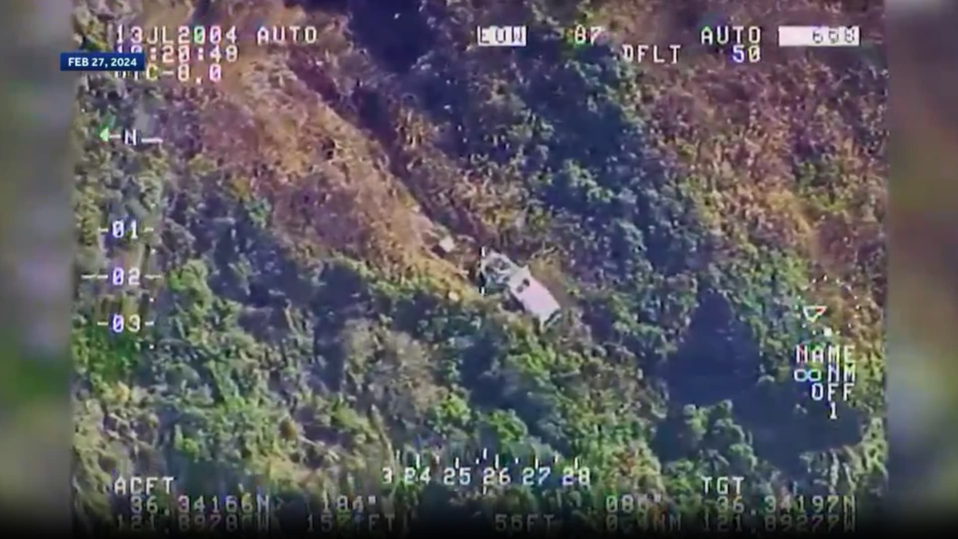 حاول سائقها تفادي الاصطدام بغزال.. سيارة تهوي من فوق منحدر شاهق