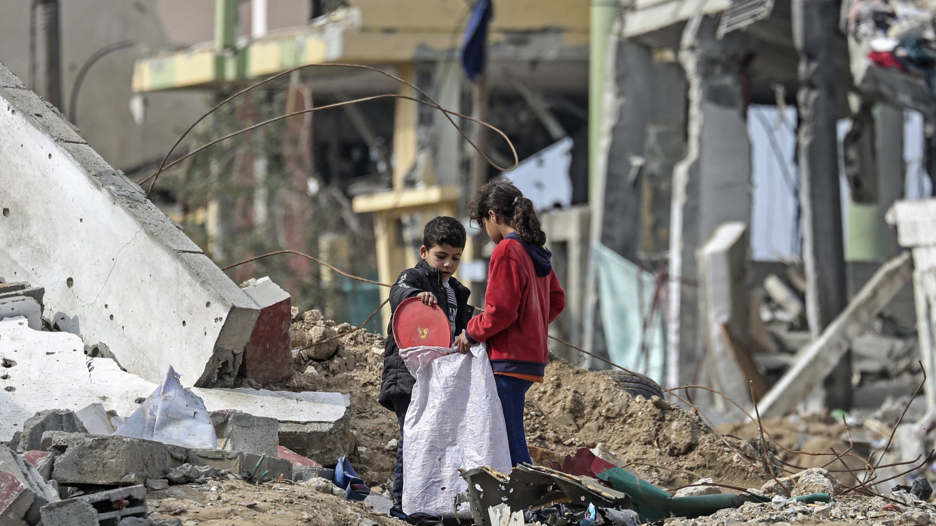 طبيب منظمة الصحة العالمية لـCNN: الحياة تُستنزف من قطاع غزة بأكمله