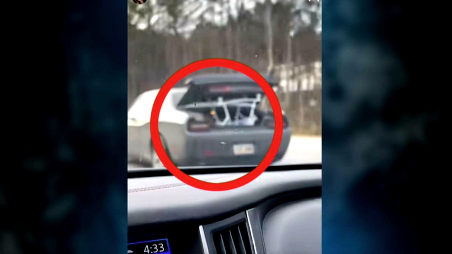 انتشر بشكل كبير وسُجنت بسببه.. فيديو يُظهر طفلًا في صندوق سيارة والدته وهي تقود على طريق سريع