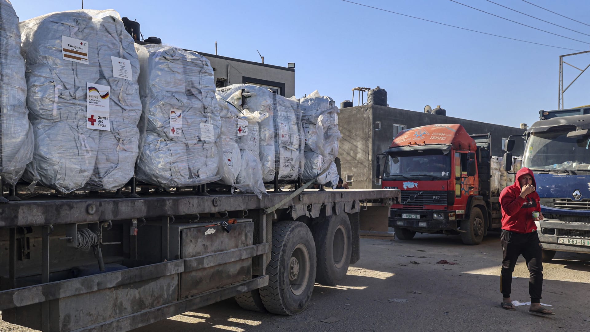 مع ضائقة نقص المساعدات في غزة.. كيف يتم إدخال الشاحنات إلى القطاع؟