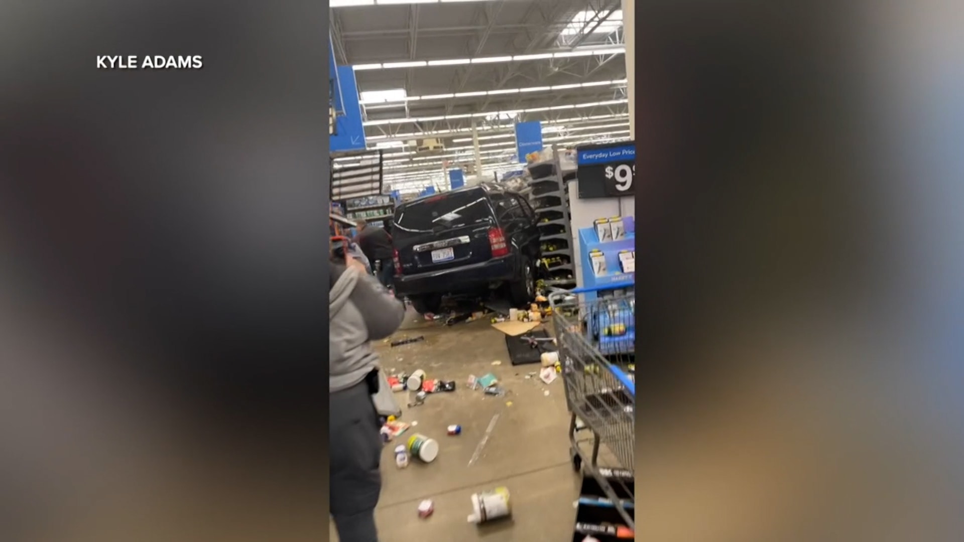 إصابات وفوضى عارمة.. شاهد ما حدث بعد اقتحام مركبة متجر "وول مارت" 1 إصابات وفوضى عارمة.. شاهد ما حدث بعد اقتحام مركبة متجر "وول مارت"