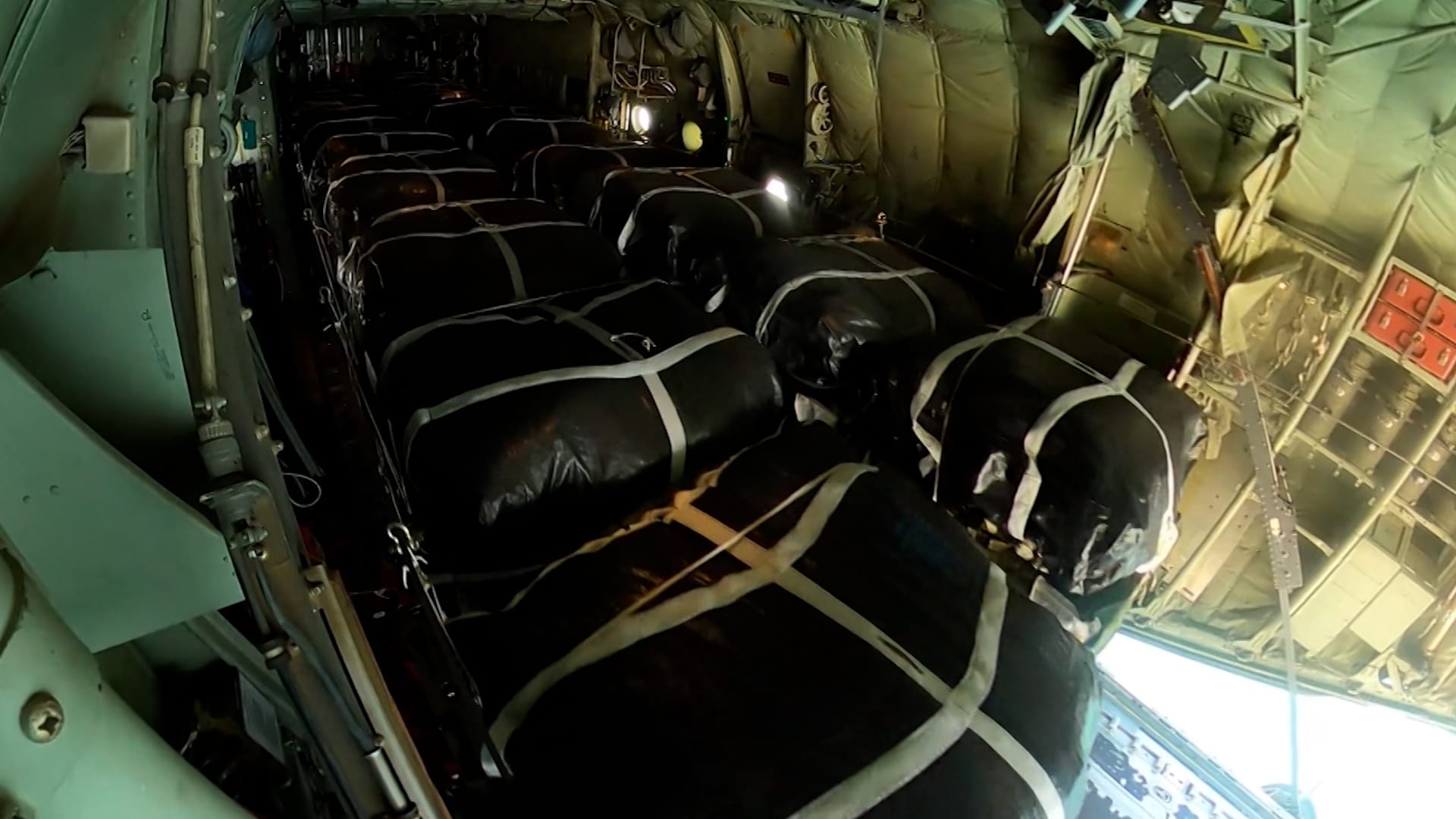 شاهد لحظة عملية إنزال المساعدات الأمريكية على قطاع غزة 1 شاهد لحظة عملية إنزال المساعدات الأمريكية على قطاع غزة