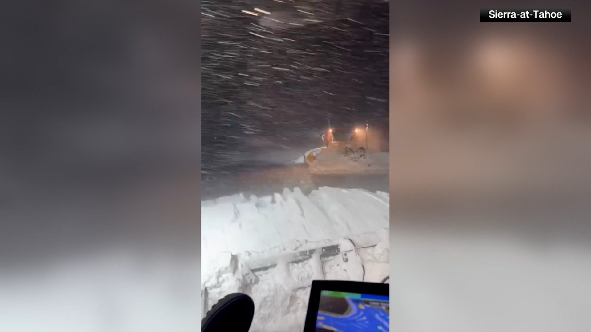 فيديو يظهر عاصفة ثلجية مخيفة تضرب أجزاء من أمريكا 1 فيديو يظهر عاصفة ثلجية مخيفة تضرب أجزاء من أمريكا