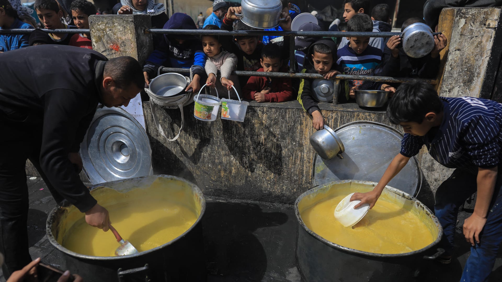 استمع إلى رسالة بايدن لإسرائيل بشأن المساعدات الإنسانية في غزة