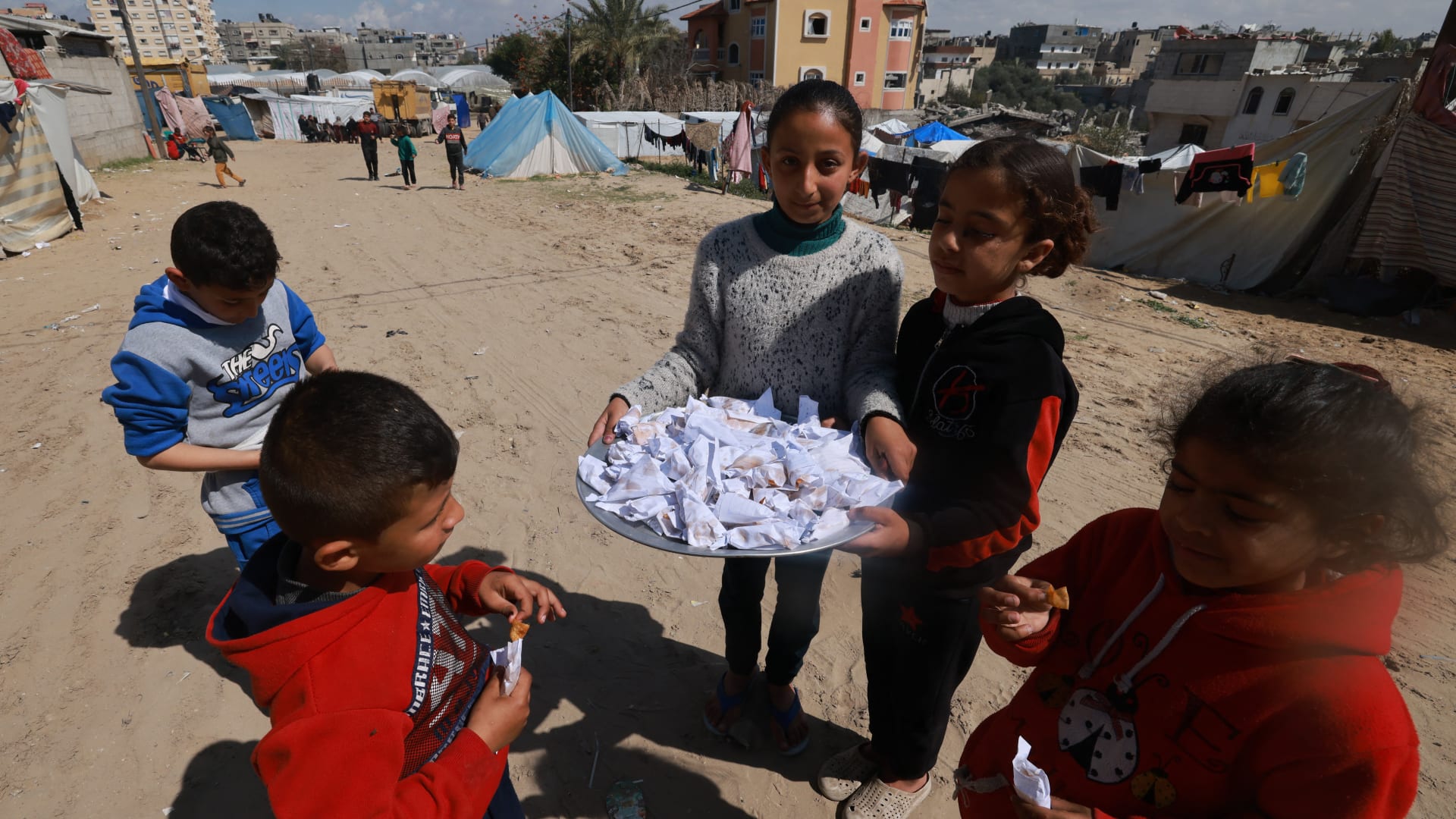 استمع إلى رسالة بايدن لإسرائيل بشأن المساعدات الإنسانية في غزة
