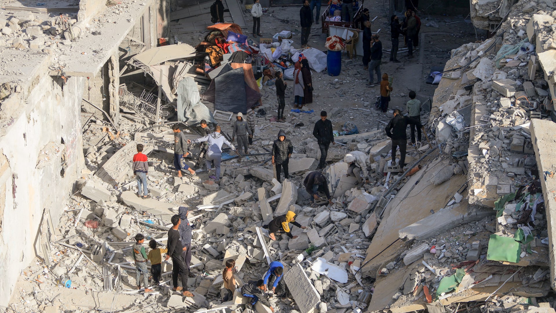 أمريكا تسقط مزيدًا من المساعدات على غزة.. وبايدن "محبط" من نتنياهو