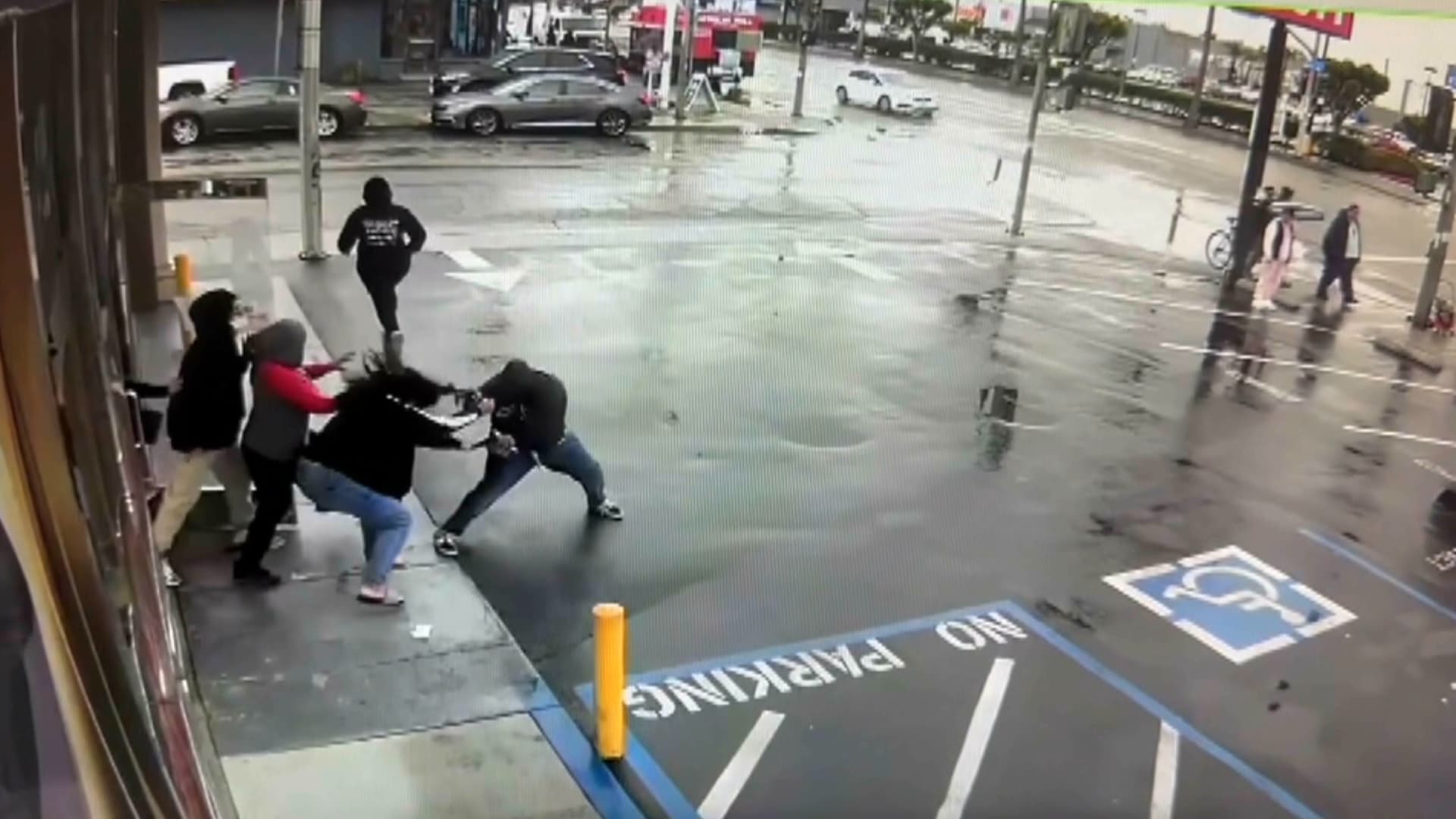 وقفت لمنعهن من الهروب.. كاميرا تُظهر مديرة متجر تتعرض للضرب على يد مجموعة فتيات - CNN Arabic