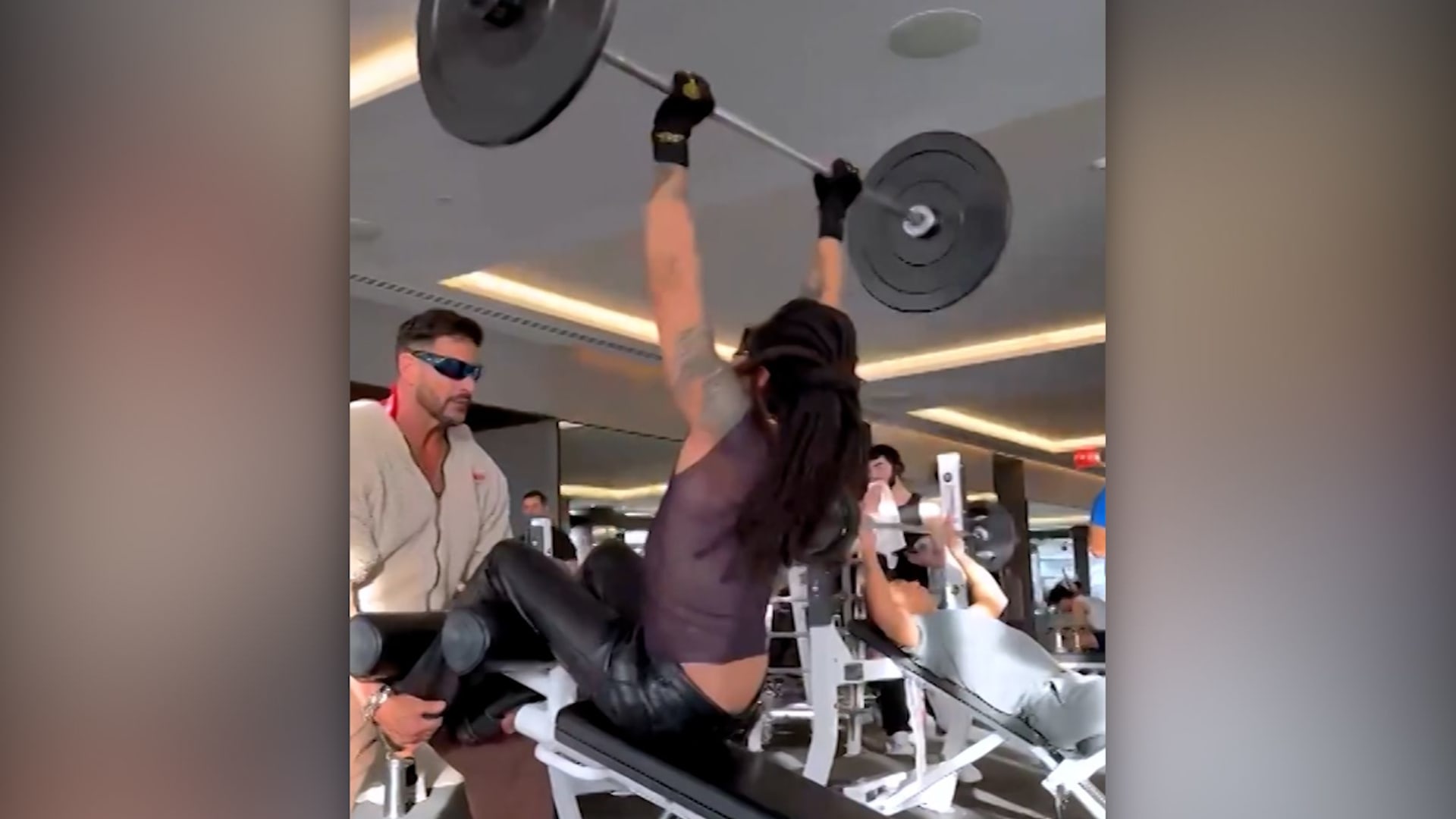 فيديو لسروال مغني داخل صالة رياضية يثير سخرية رواد الإنترنت شاهد السبب فيديو لسروال مغني داخل صالة رياضية يثير سخرية رواد الإنترنت شاهد السبب