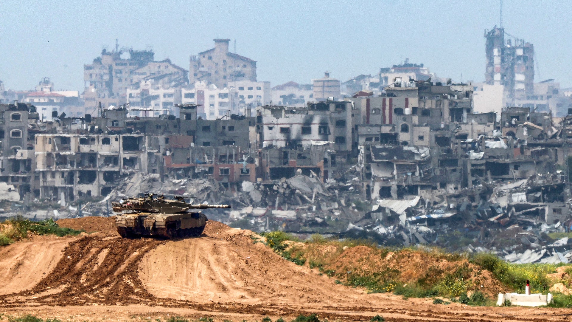 شاهد.. فلسطينيون يتوجهون إلى شمال غزة.. والجيش الإسرائيلي محذرا "منطقة قتال خطيرة"