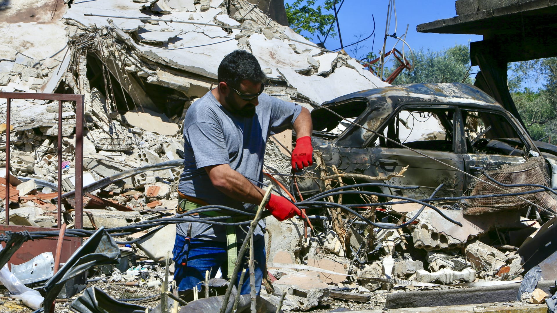 إسرائيل تزعم قصف مبنى عسكري تابع لحزب الله.. وكاميرا CNN تجول جنوب لبنان