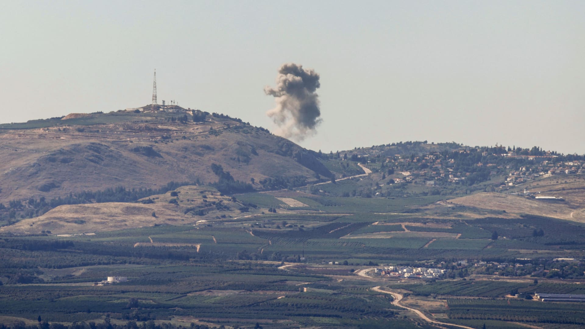 إسرائيل تزعم قصف مبنى عسكري تابع لحزب الله.. وكاميرا CNN تجول جنوب لبنان