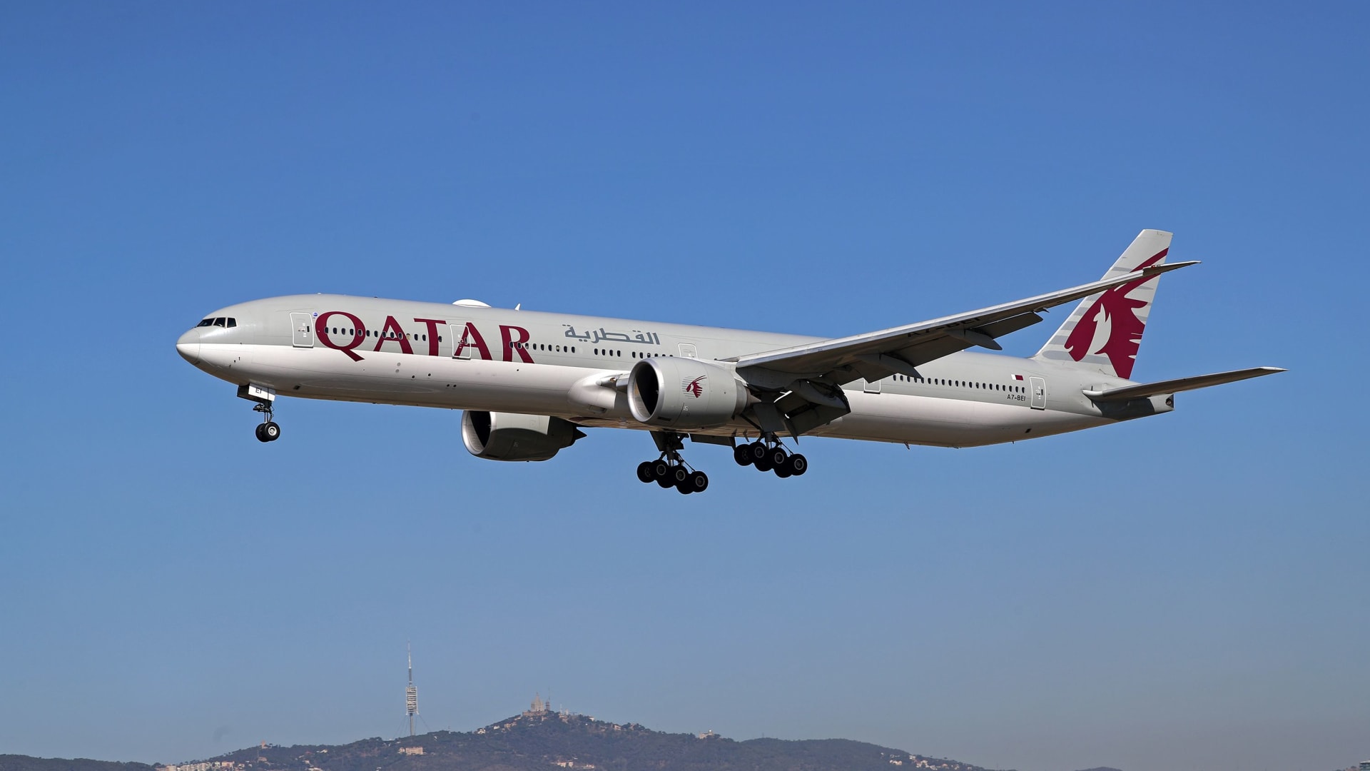الرئيس التنفيذي للخطوط الجوية القطرية عن المنافسة بالخليج: البقاء للأقوى