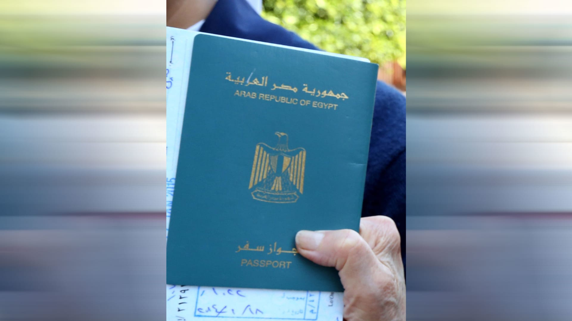 مظهر جواز السفر المصري يدفع بنجيب ساويرس لانتقاده: فات زمانه - CNN Arabic