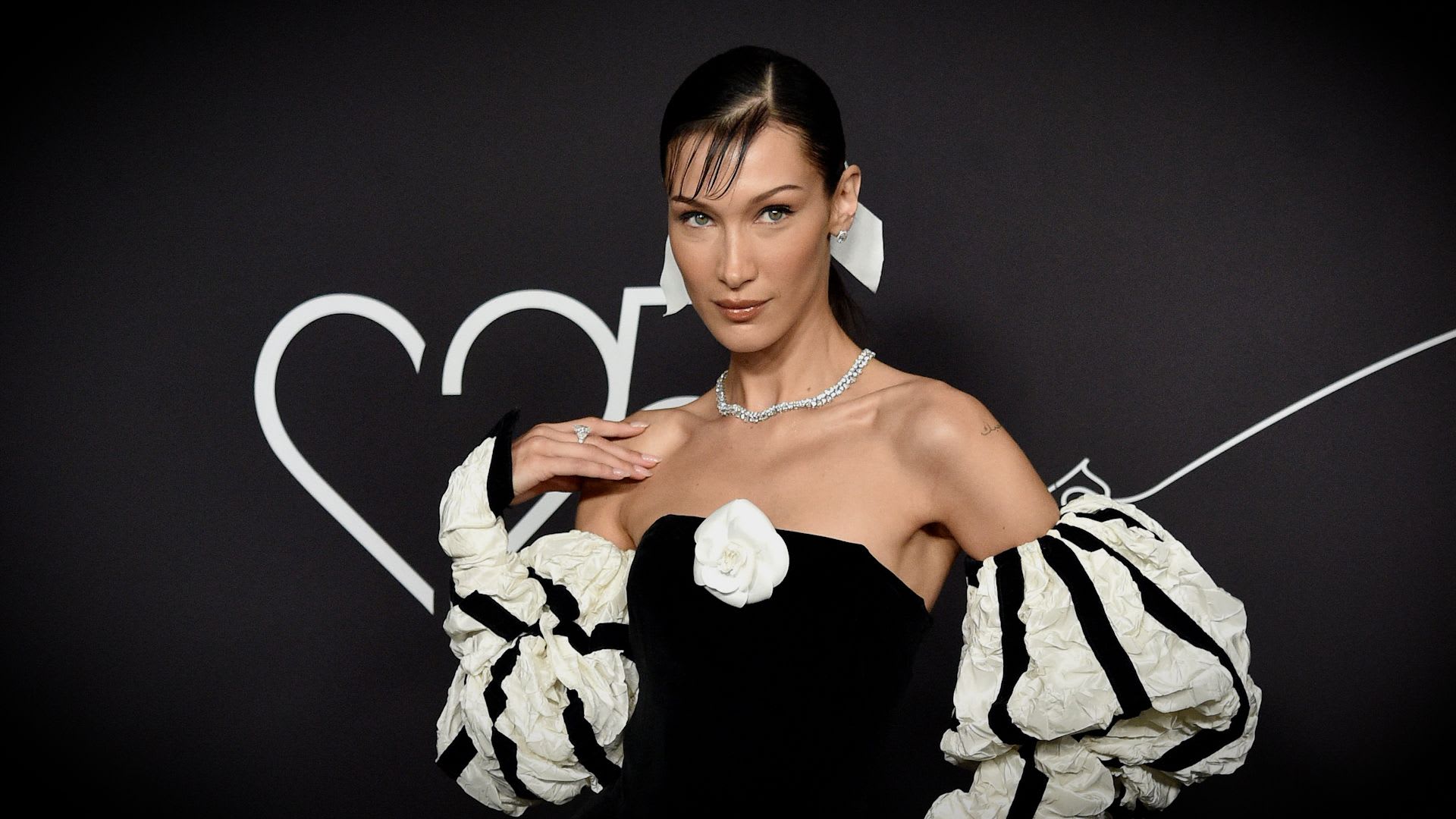 أزياء المشاهير: تحليل لمظهر بعض المشاهير وكيفية تأثيرهم على صيحات الموضة - تحليل مظهر المشاهير البارزين