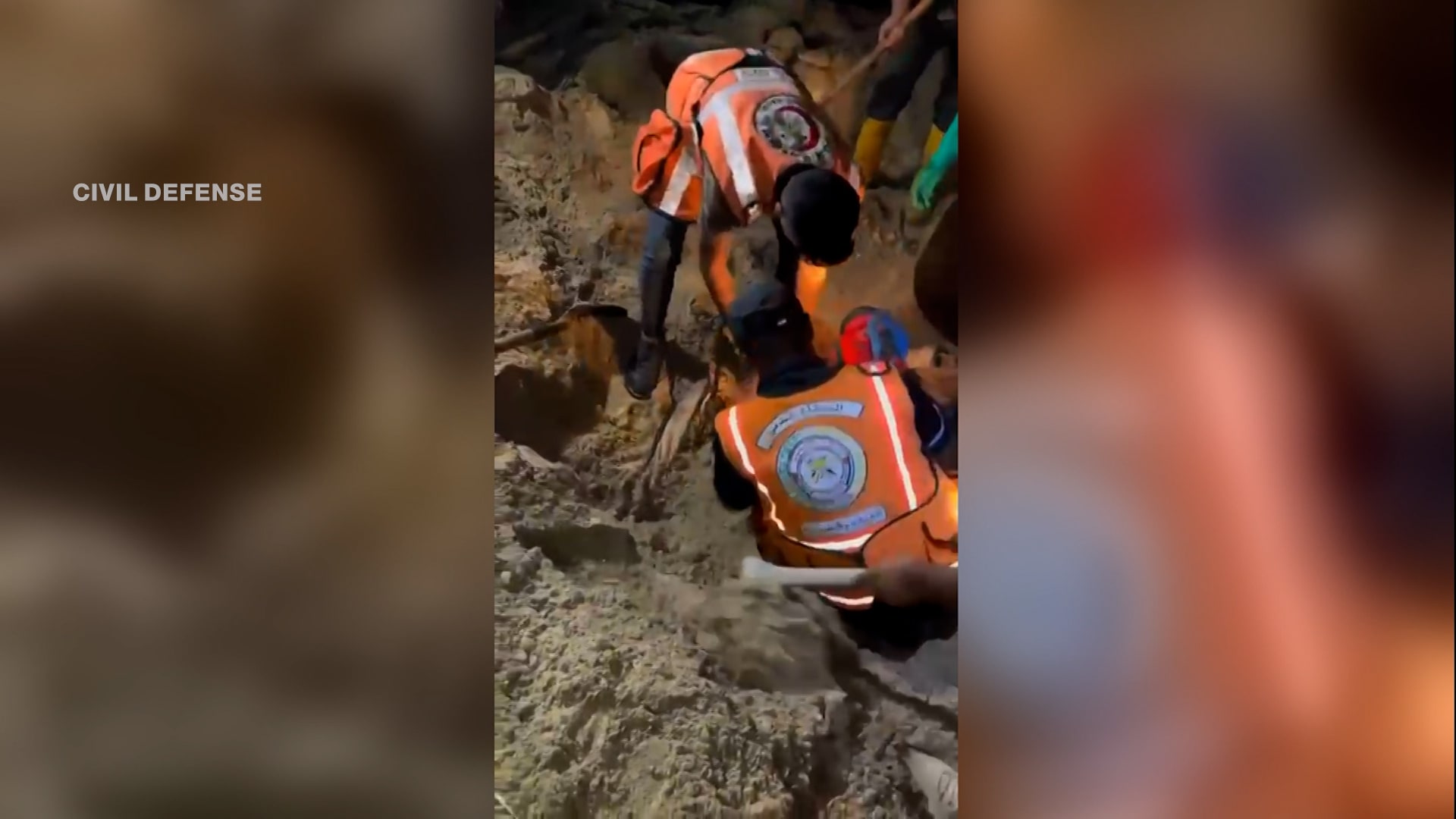 "جثث مدفونة وانتشالها صعب".. شاهد جهود البحث والإنقاذ عقب غارة إسرائيلية على "منطقة إنسانية" في غزة - CNN Arabic