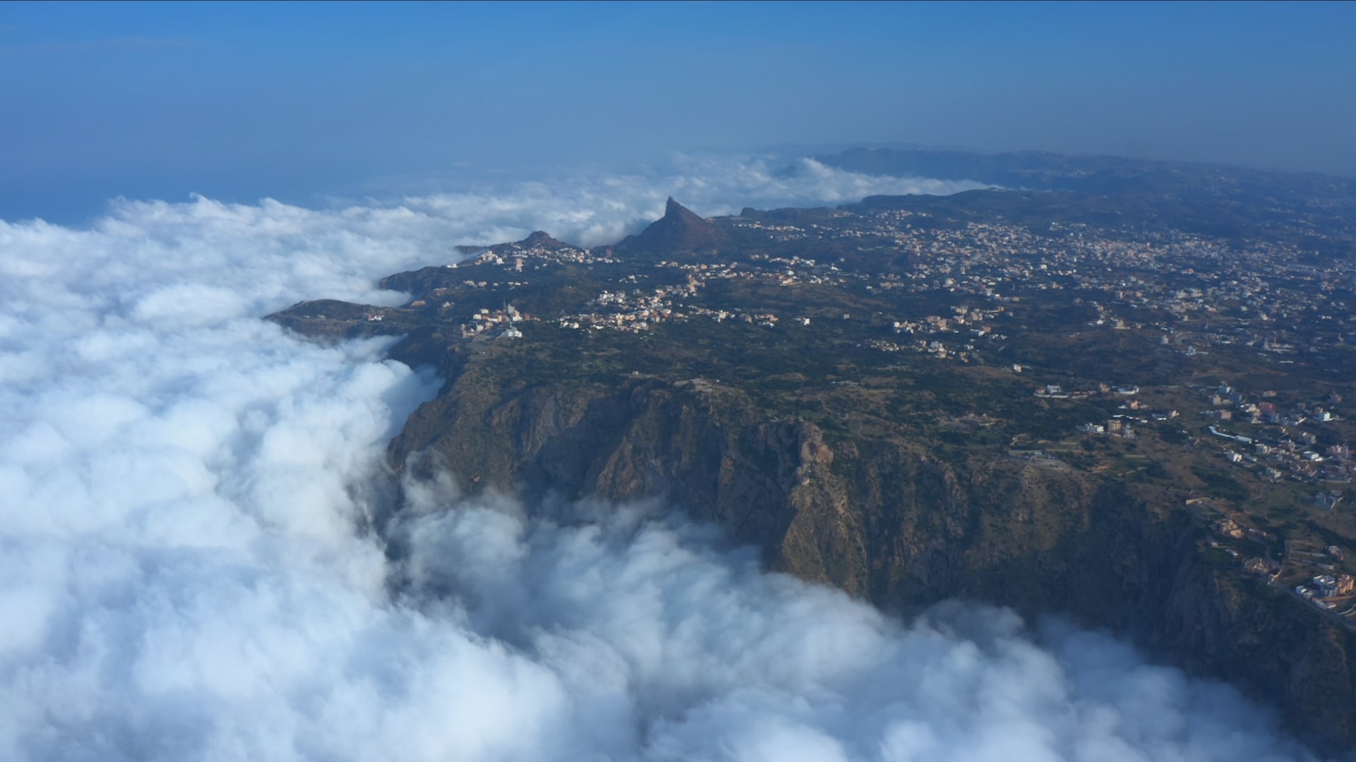 في السعودية.. مصور يوثق لحظة دخول أمواج من الغيوم إلى منطقة الباحة