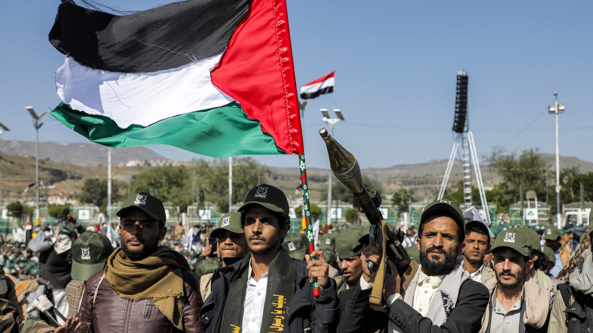 الحوثيون يصدرون بيانا بشأن إطلاق صاروخ باليستي ومسيرة نحو تل أبيب وعسقلان