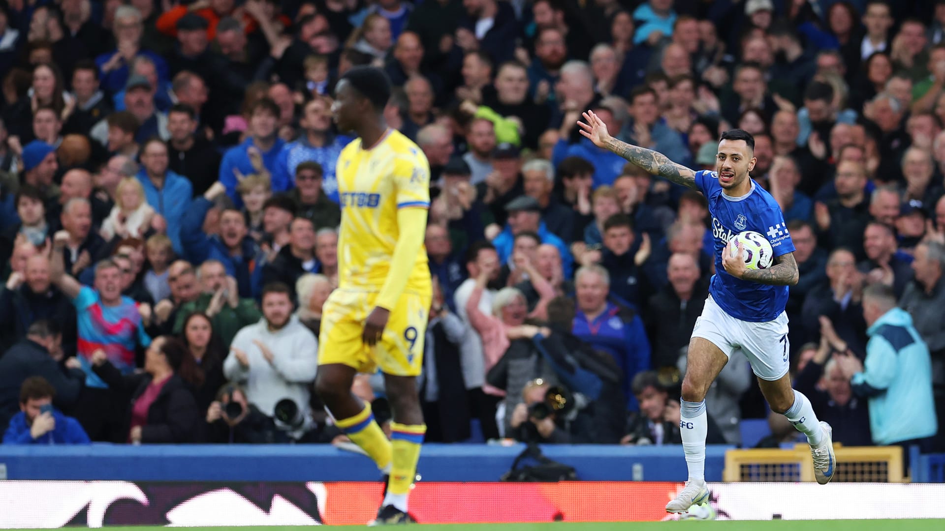 بهذه الطريقة.. لاعب إيفرتون يحرز"أحد أروع" أهداف الدوري الإنجليزي