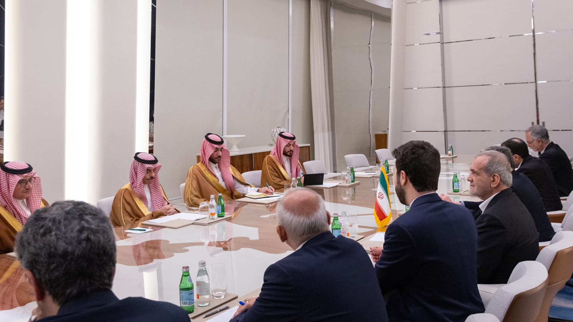 رئيس إيران لوزير خارجية السعودية: إذا لم نتحد فالدور علينا غدًا