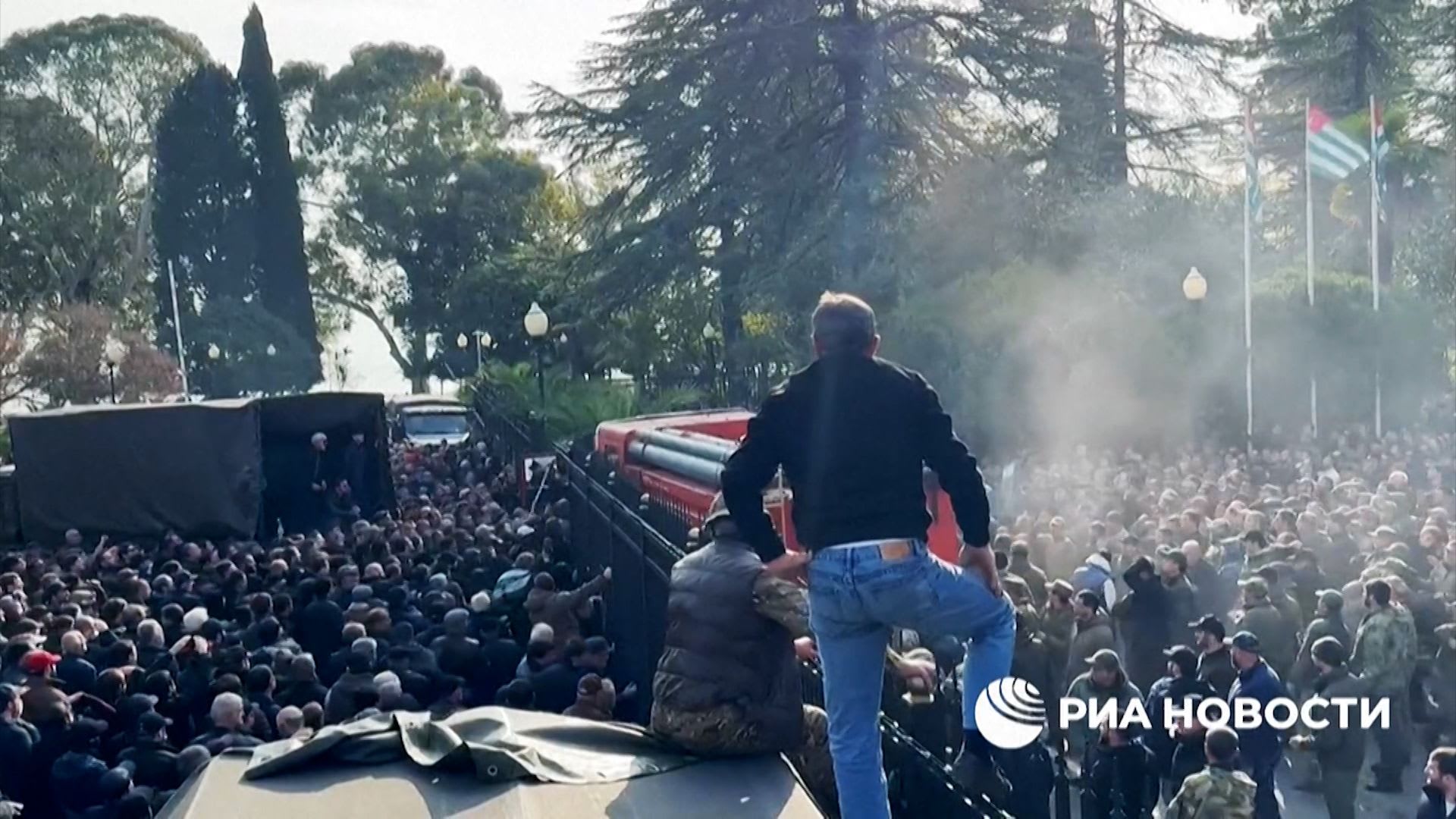حطموا البوابات بشاحنة.. شاهد لحظة اقتحام متظاهرين برلمان أبخازيا المدعومة من روسيا