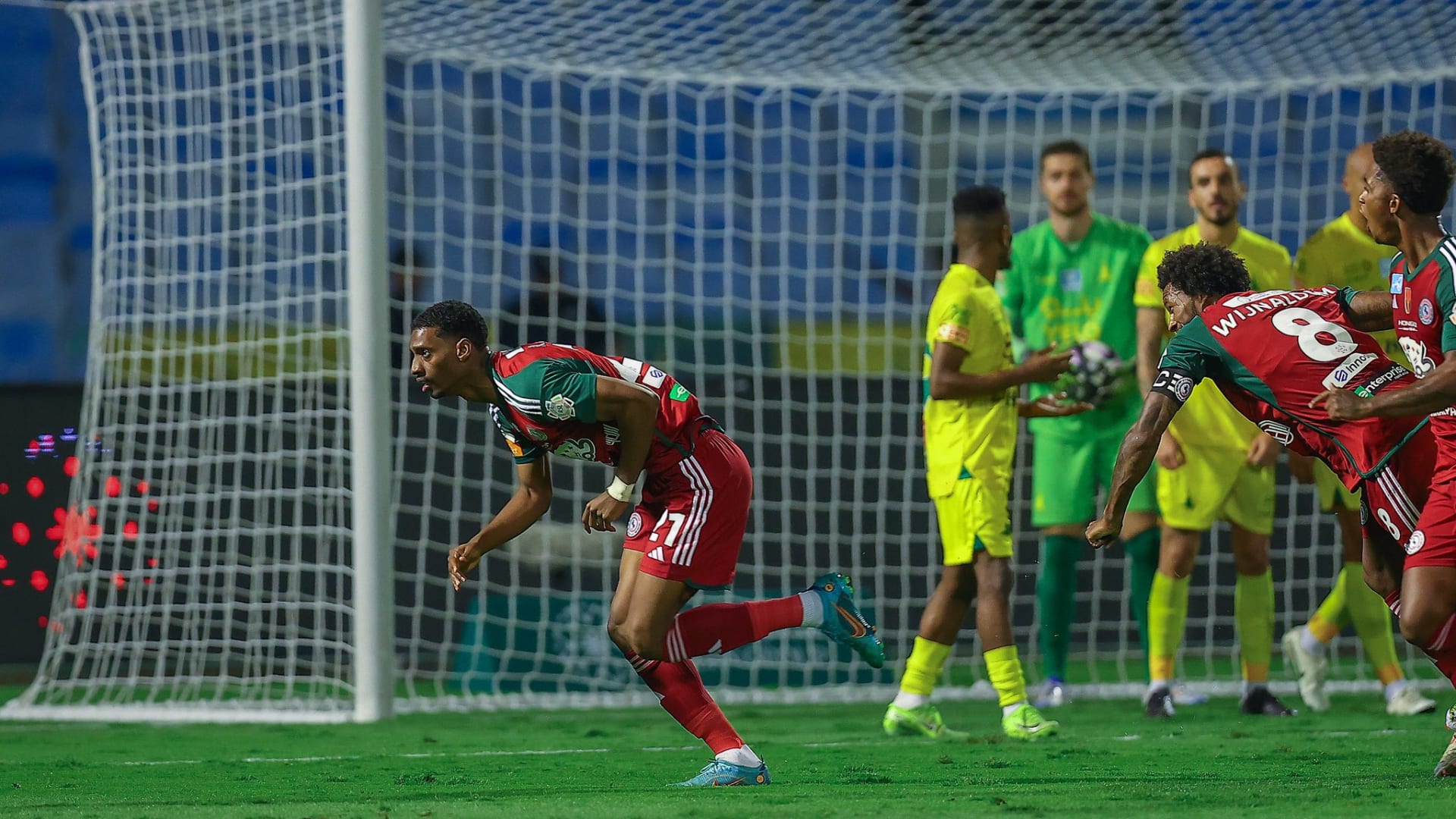 بهذه الطريقة لاعب الاتفاق يسجل واحدا من أروع أهداف الدوري السعودي