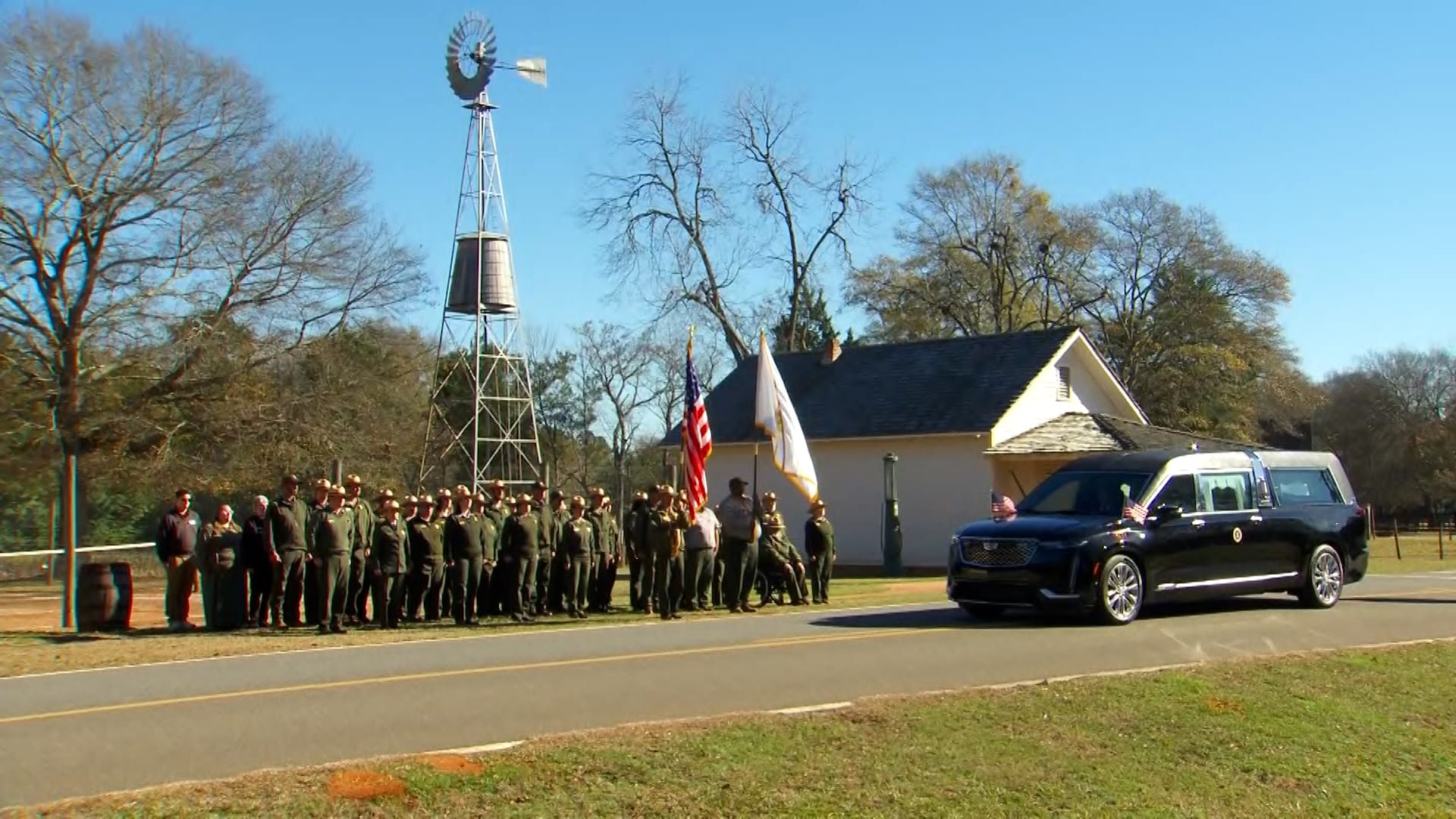 لمرة أخيرة شاهد موكبا يحمل جثمان الرئيس الأمريكي الأسبق جيمي كارتر لمنزل طفولته