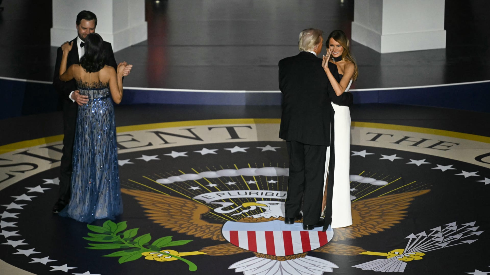 ضحكت بشدة.. شاهد رد فعل هيلاري كلينتون عند إعلان ترامب بشأن "خليج أمريكا"