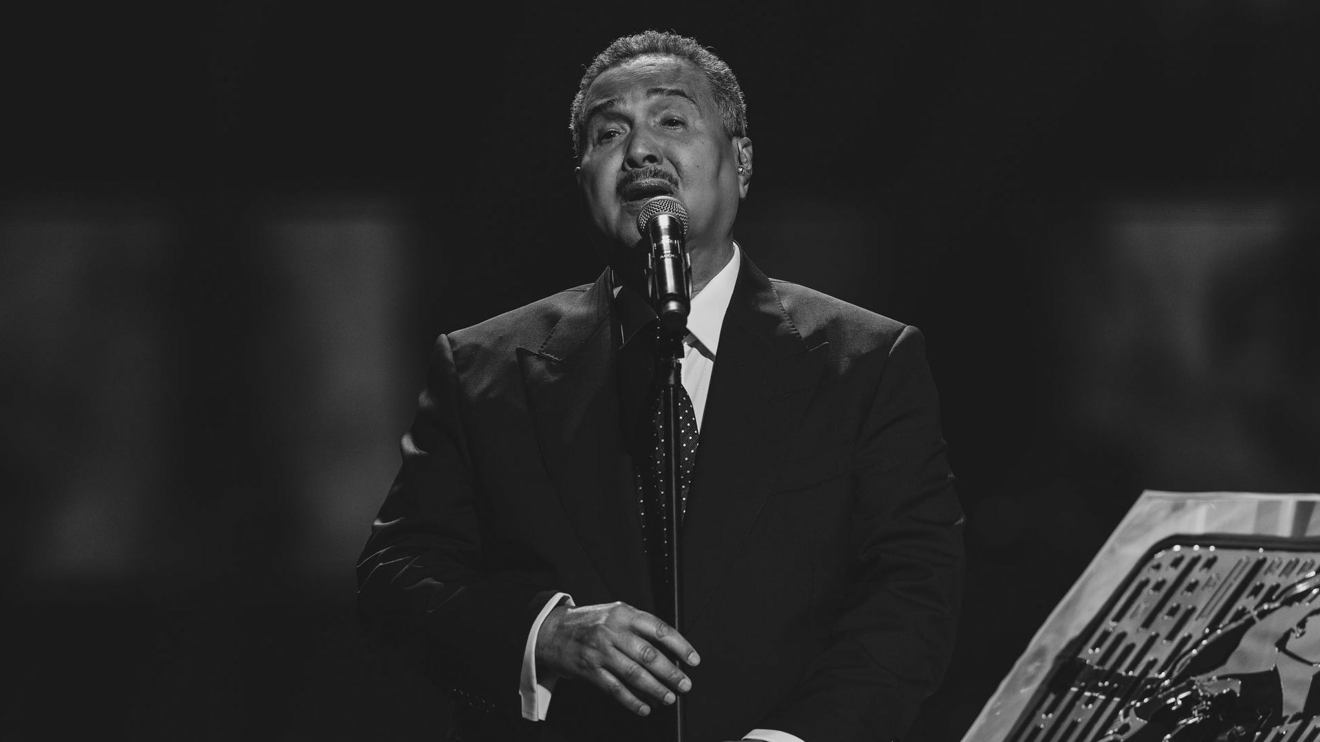 لحن إحدى أغانيه الأيقونية محمد عبده يرثي ناصر الصالح بحفله في موسم الرياض