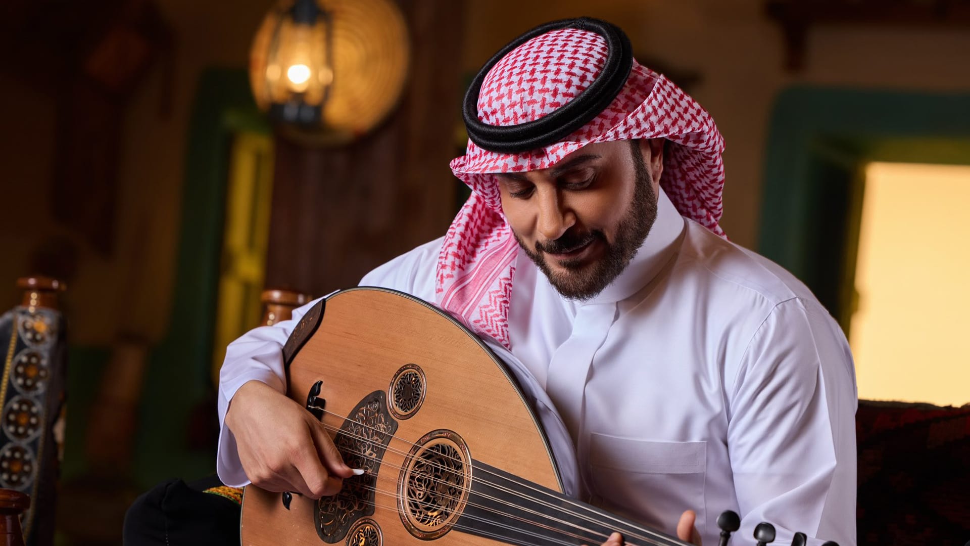 ماجد المهندس يحيي ليلة الأسفار في يوم التأسيس بعد تعرض عبدالمجيد عبدالله لوعكة صحية