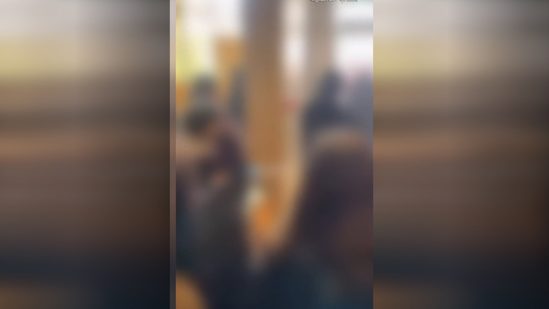 السعودية.. فيديو شخص يشتم امرأة في مطعم يشعل تفاعلا والأمن يرد