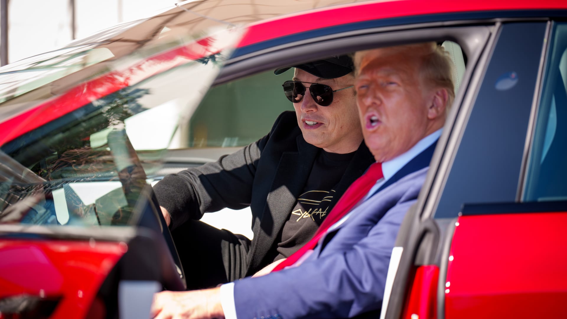 "حوّل حديقة البيت الأبيض لمعرض سيارات".. مذيع CNN يعلق على ترويج ترامب لسيارات تسلا