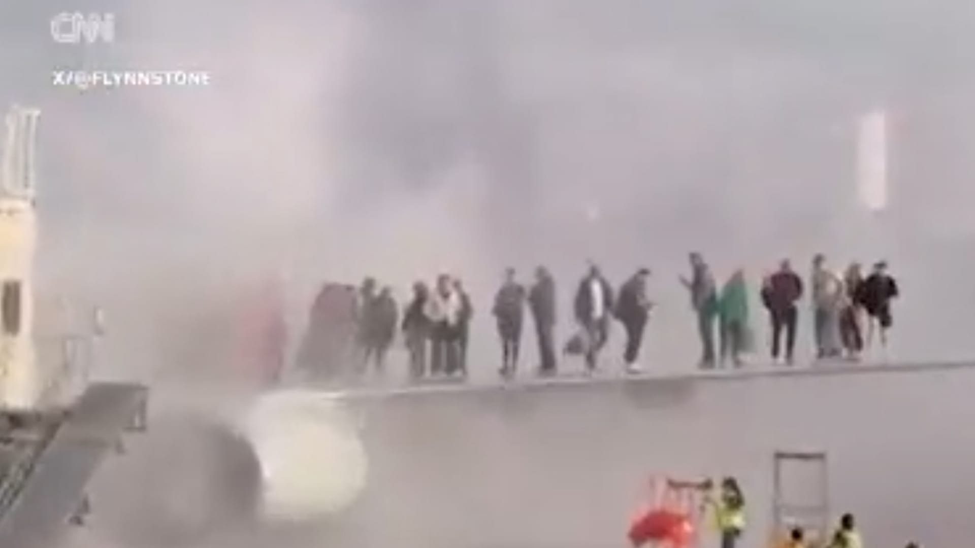 شاهد.. ركاب يقفون على جناح طائرة بعد اشتعال النيران بمحركها في مطار دنفر