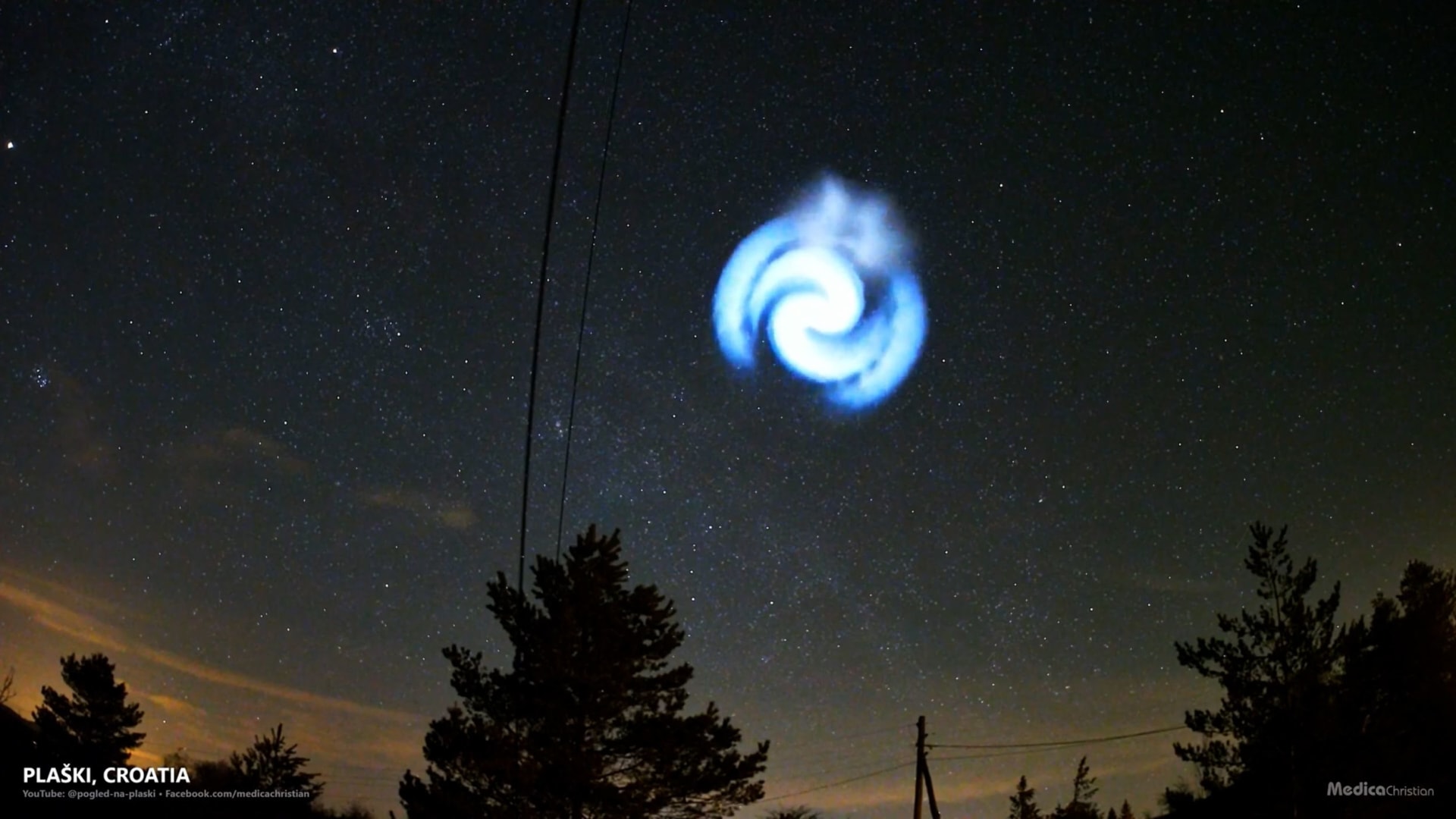 دوامة زرقاء متوهجة غامضة تظهر في سماء أوروبا ليلا شاهد السبب