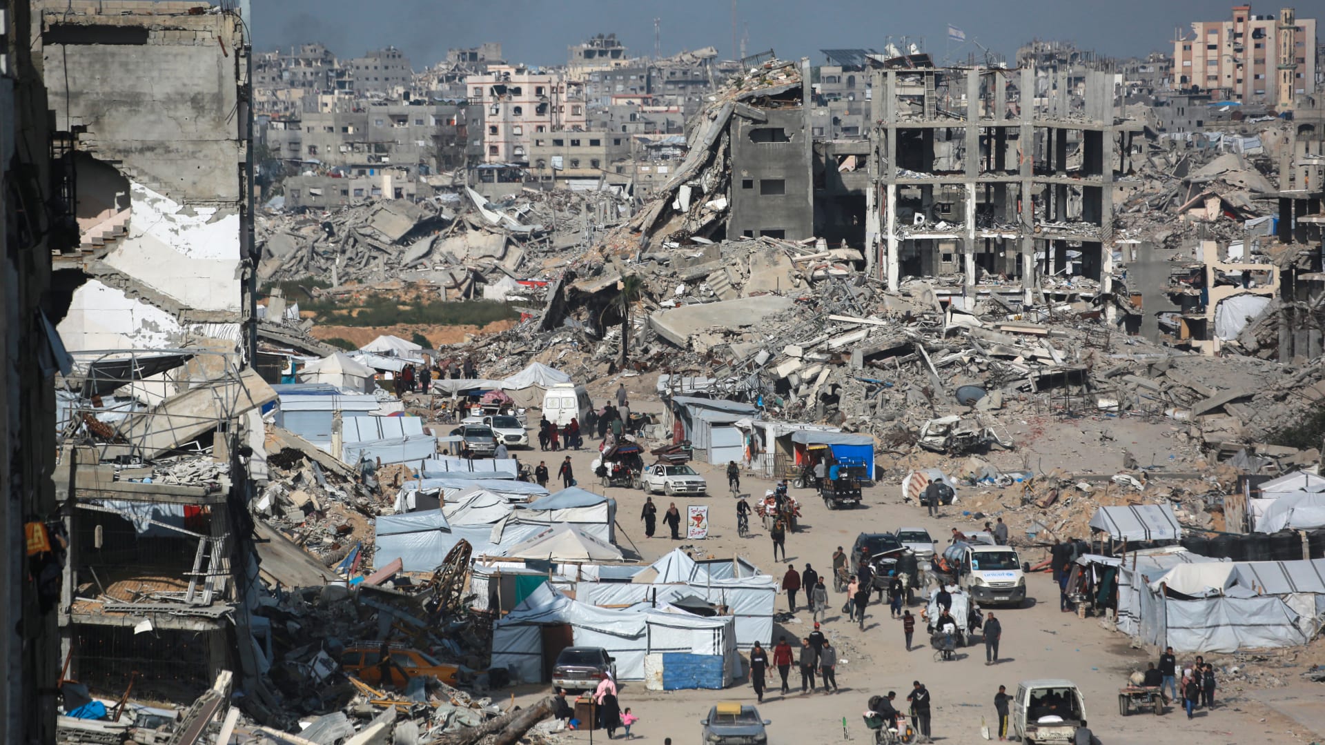 إسرائيل تصعّد هجماتها في غزة.. ومظاهرات في تل أبيب تطالب بصفقة مع حماس