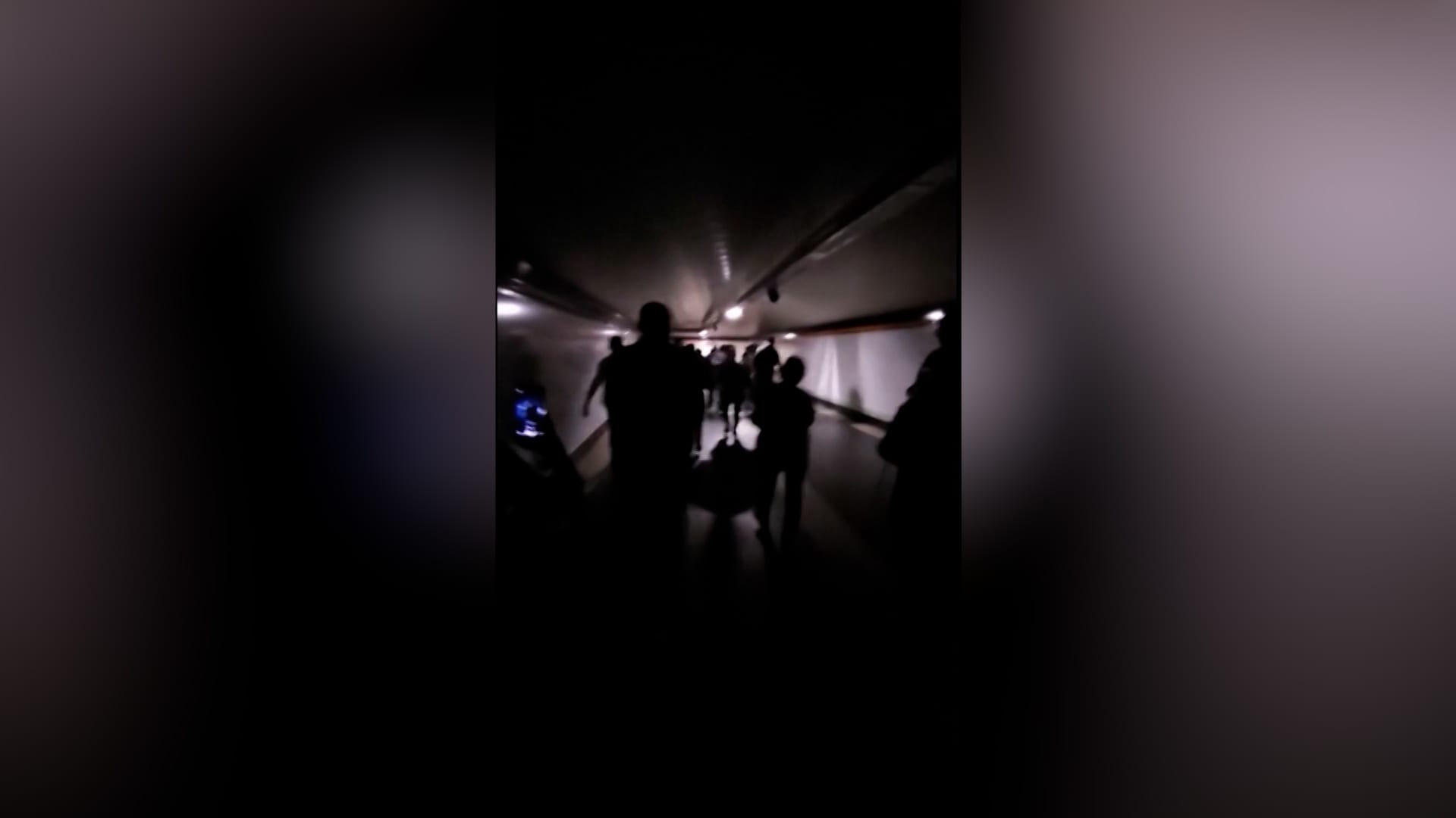 سيرًا على الأقدام وسط أنفاق طويلة مظلمة.. هكذا تم إخلاء مترو مدريد بسبب انقطاع الكهرباء الشامل في إسبانيا