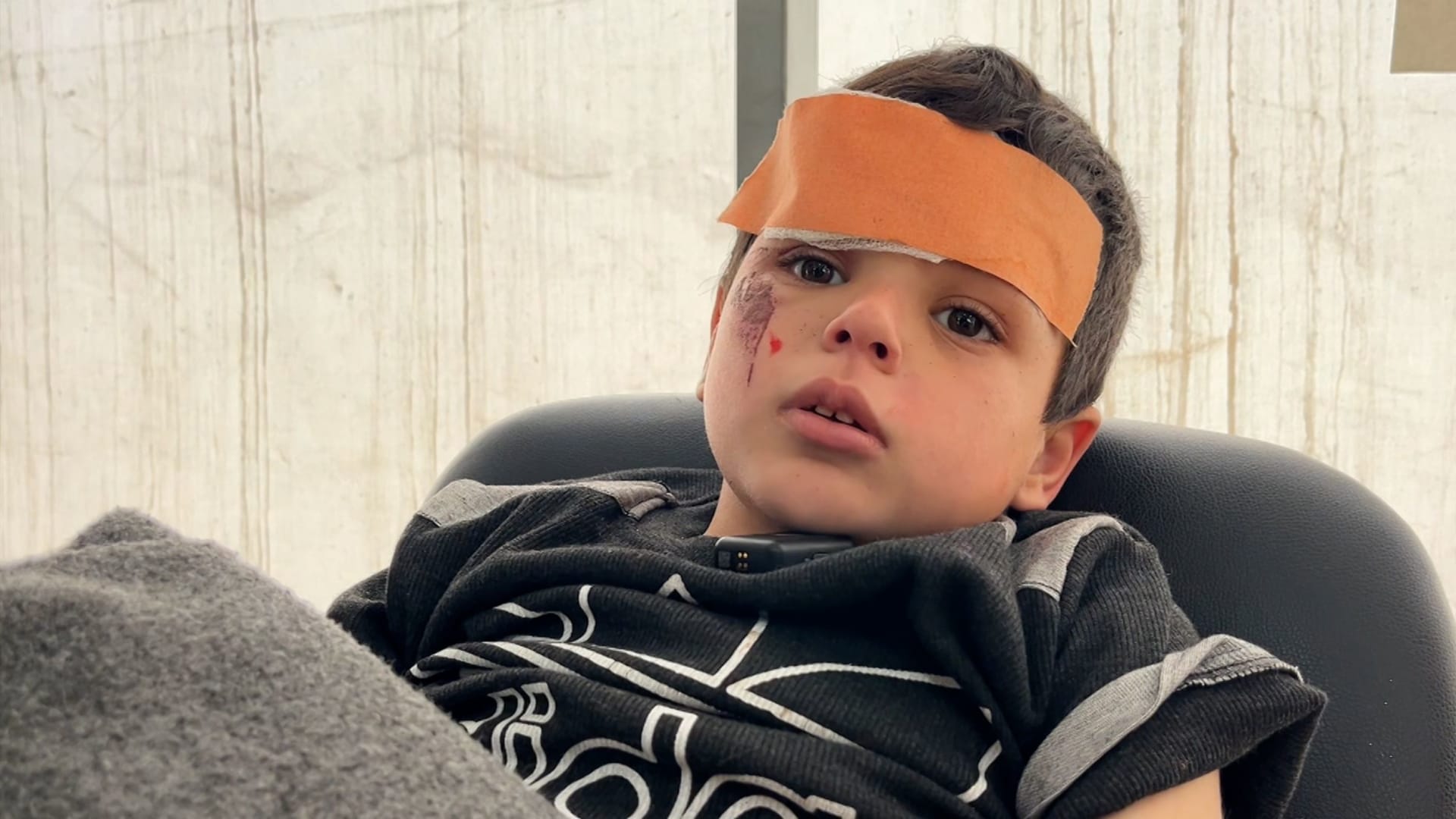 مشهد مؤلم.. طفل في السابعة محاصر في غزة بعد غارة جوية إسرائيلية وهذا ما قاله