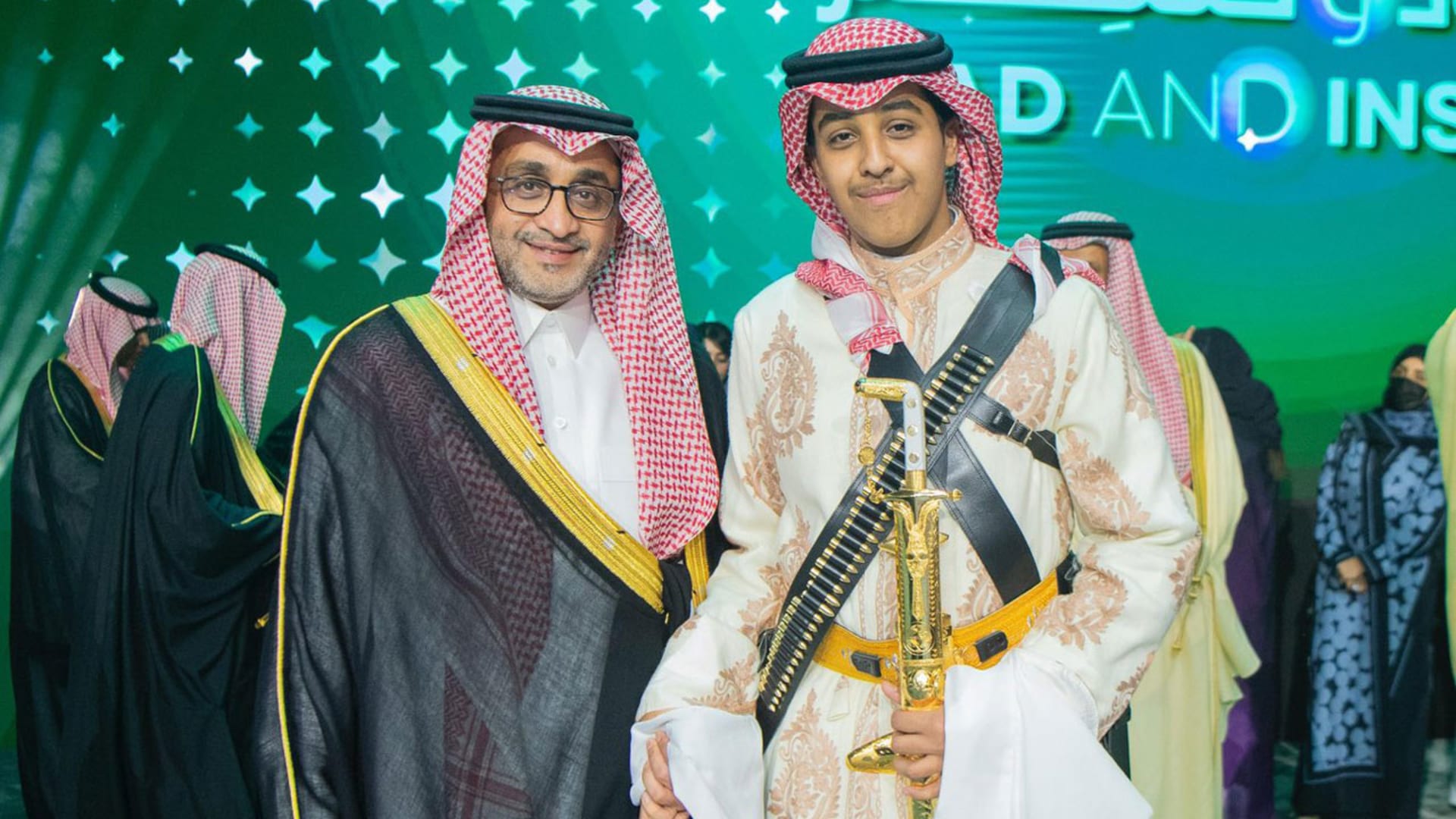 السعودية.. مدير مكتب محمد بن سلمان يثير تفاعلا بصور تخرج ابنه