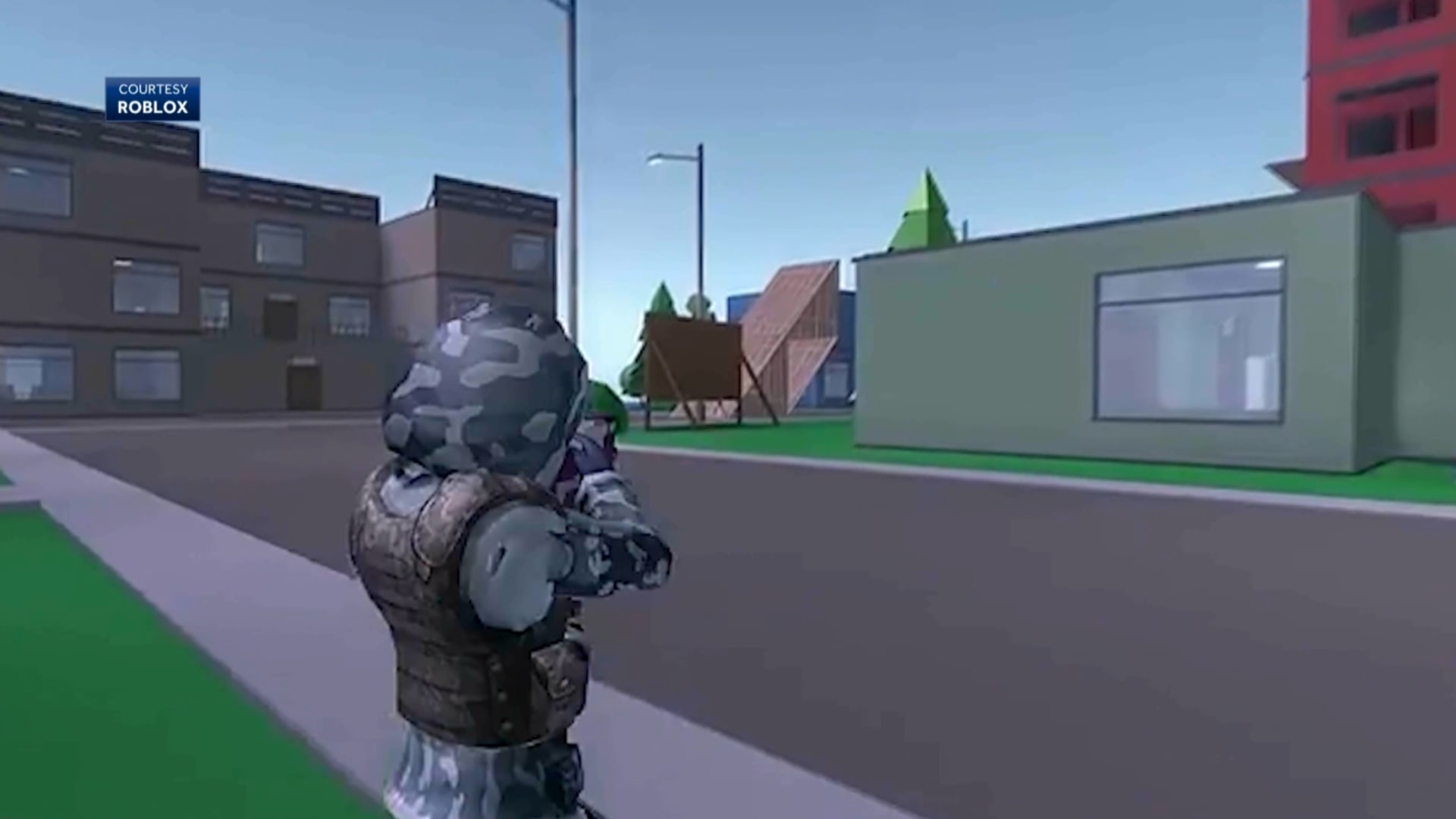 مراهق يُقنع الأطفال بممارسة الجنس في العالم الافتراضي من خلال لعبة Roblox.. شاهد كيف يفعل ذلك