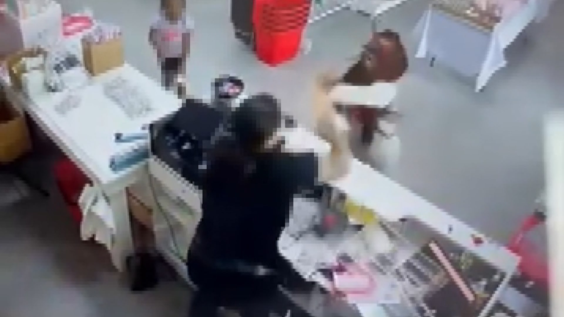 لكمتها وطرحتها أرضًا.. امرأة تهاجم موظفة بعنف داخل متجر بسبب قطعة كيك