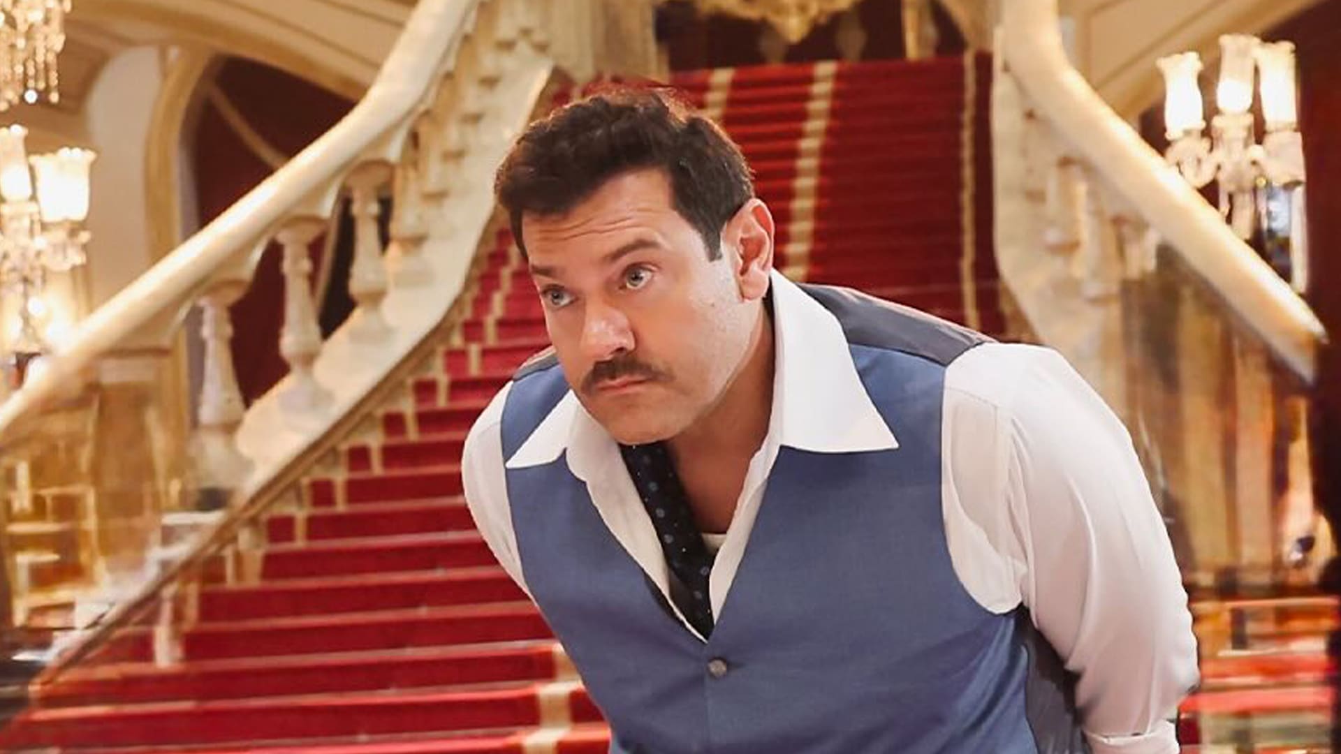 "مين فيهم"؟.. صناع فيلم "درويش" يشوقون الجمهور لشخصية عمرو يوسف