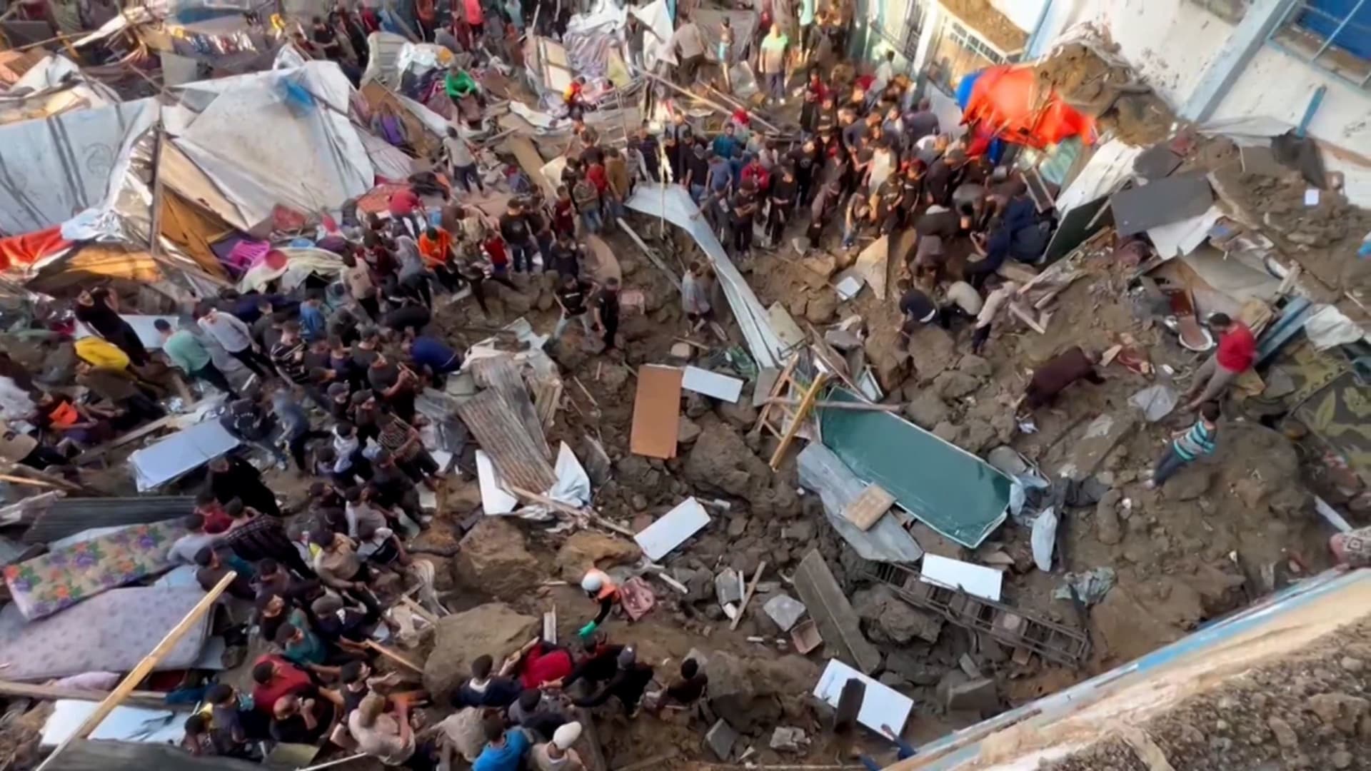 غارة جوية إسرائيلية تخلف حفرة كبيرة وعشرات القتلى والجرحى في مدرسة بالبريج في غزة