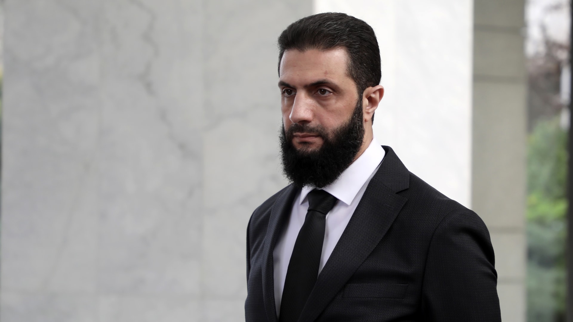 الرئاسة السورية تنشر صورة للحظة وصول أحمد الشرع إلى فرنسا
