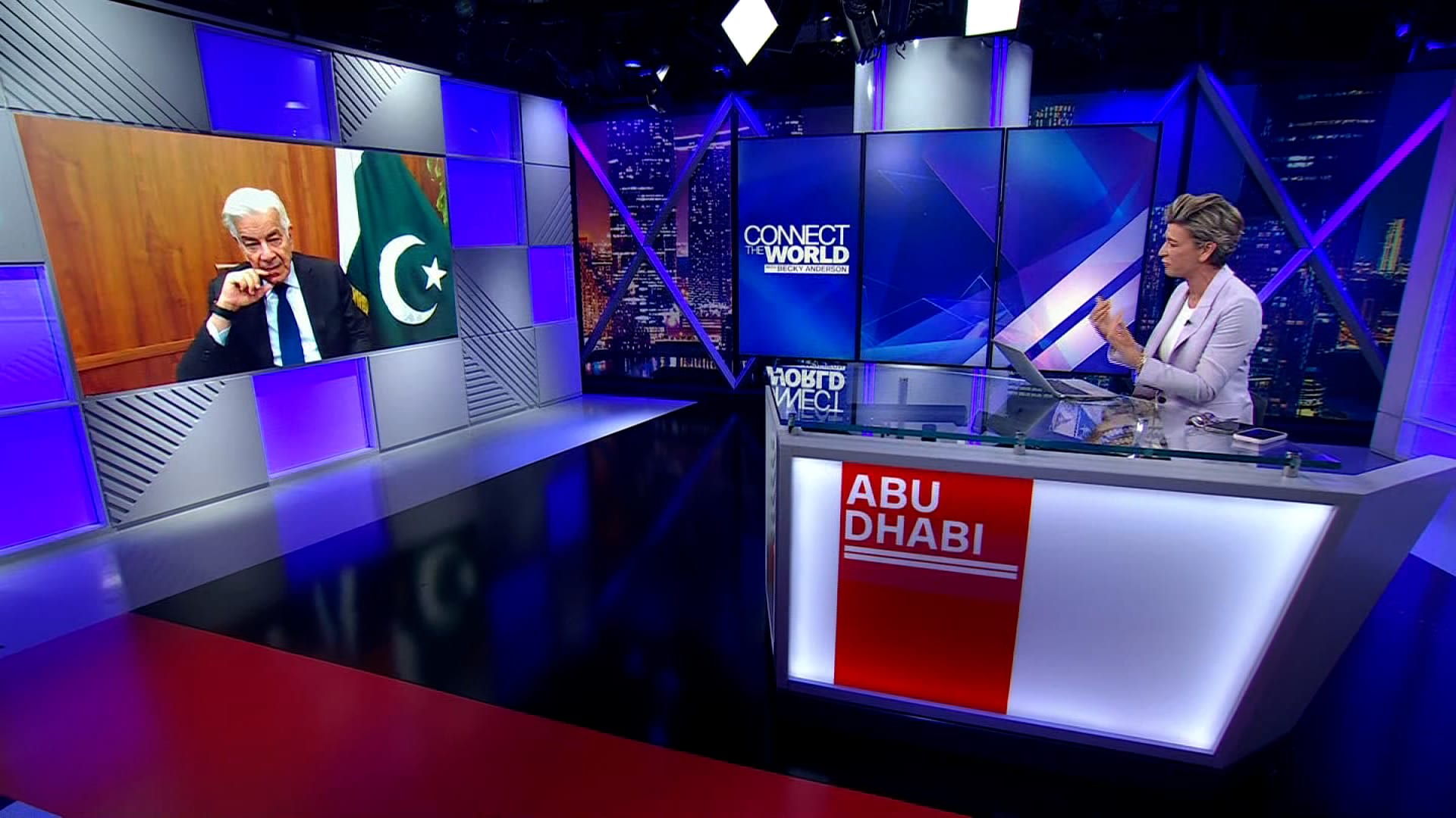لقاء مشحون بين مذيعة CNN ووزير دفاع باكستان.. شاهد ما قاله عن مزاعم دعم وتمويل بلاده لإرهابيين